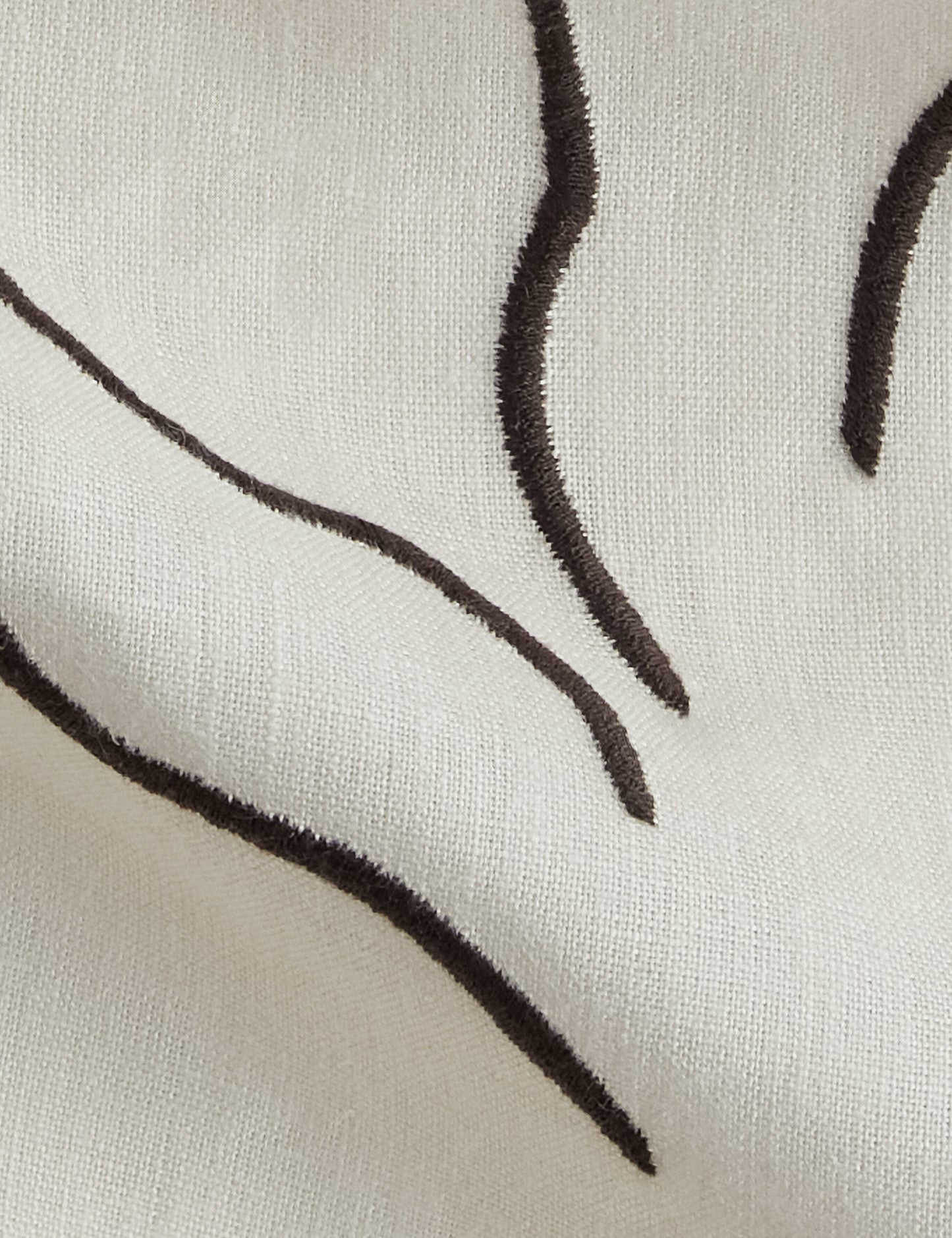 Tissu en lin brodé Narsi par Sarah Sherman Samuel