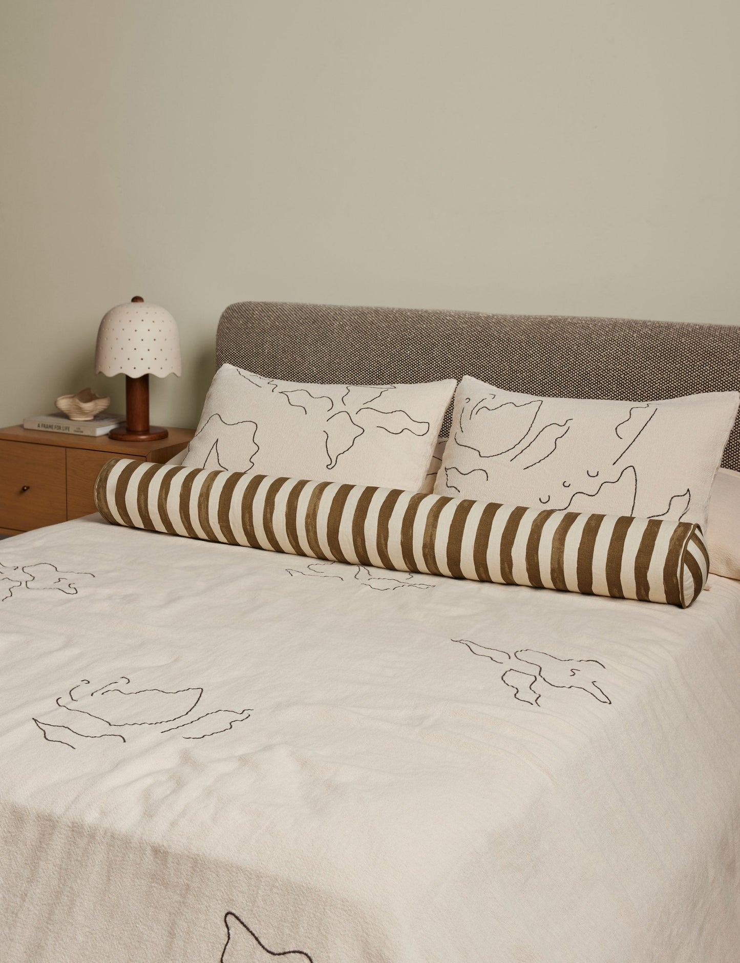 Couvre-lit en lin et coton Narsi par Sarah Sherman Samuel