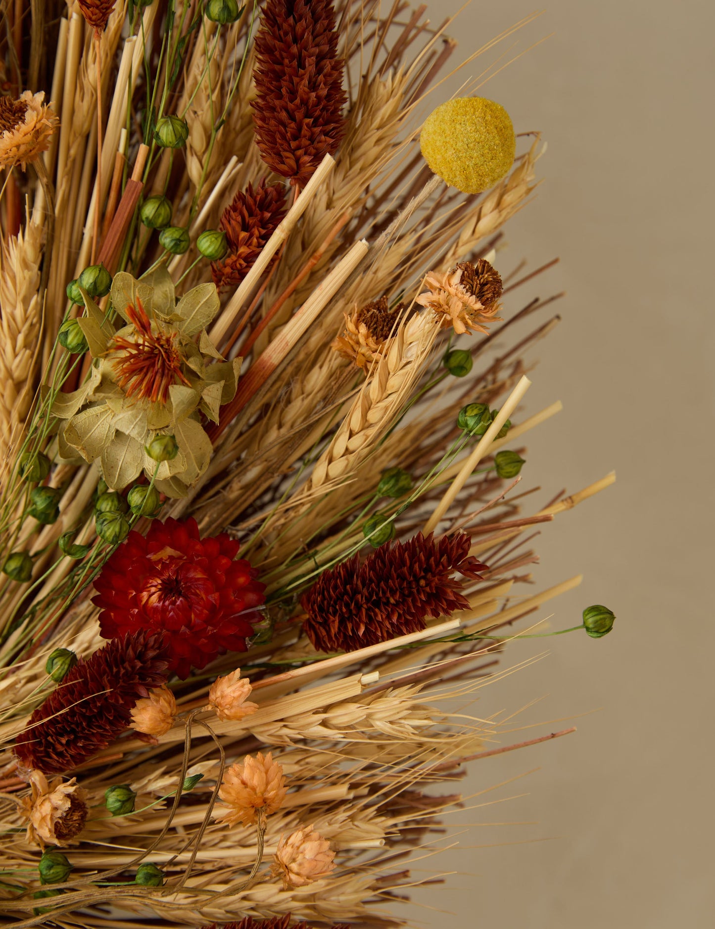 Couronne de fleurs d'automne préservées