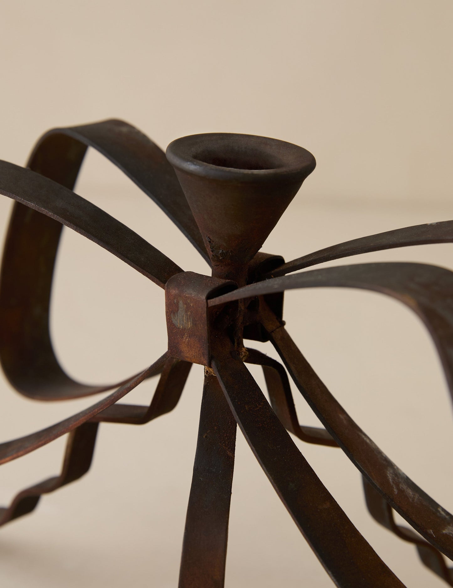 Chandelier en ruban par Sarah Sherman Samuel