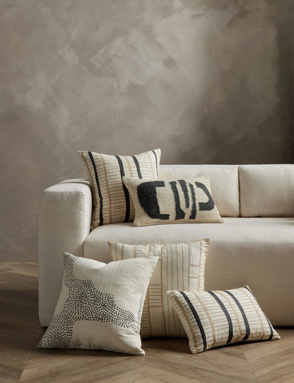 Coussin lombaire en chanvre Vela par Hadiya Williams