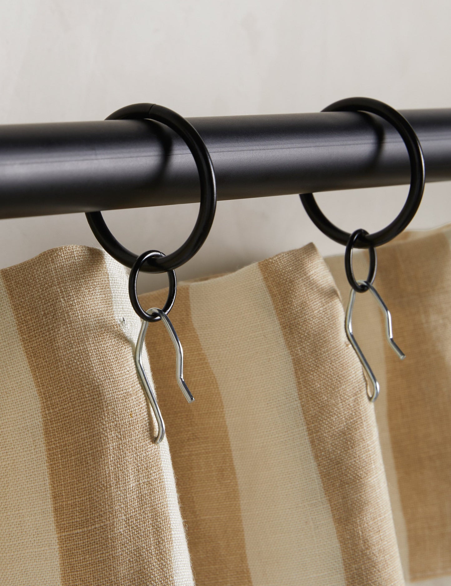 Panneau de rideau en lin à rayures picturales par Sarah Sherman Samuel