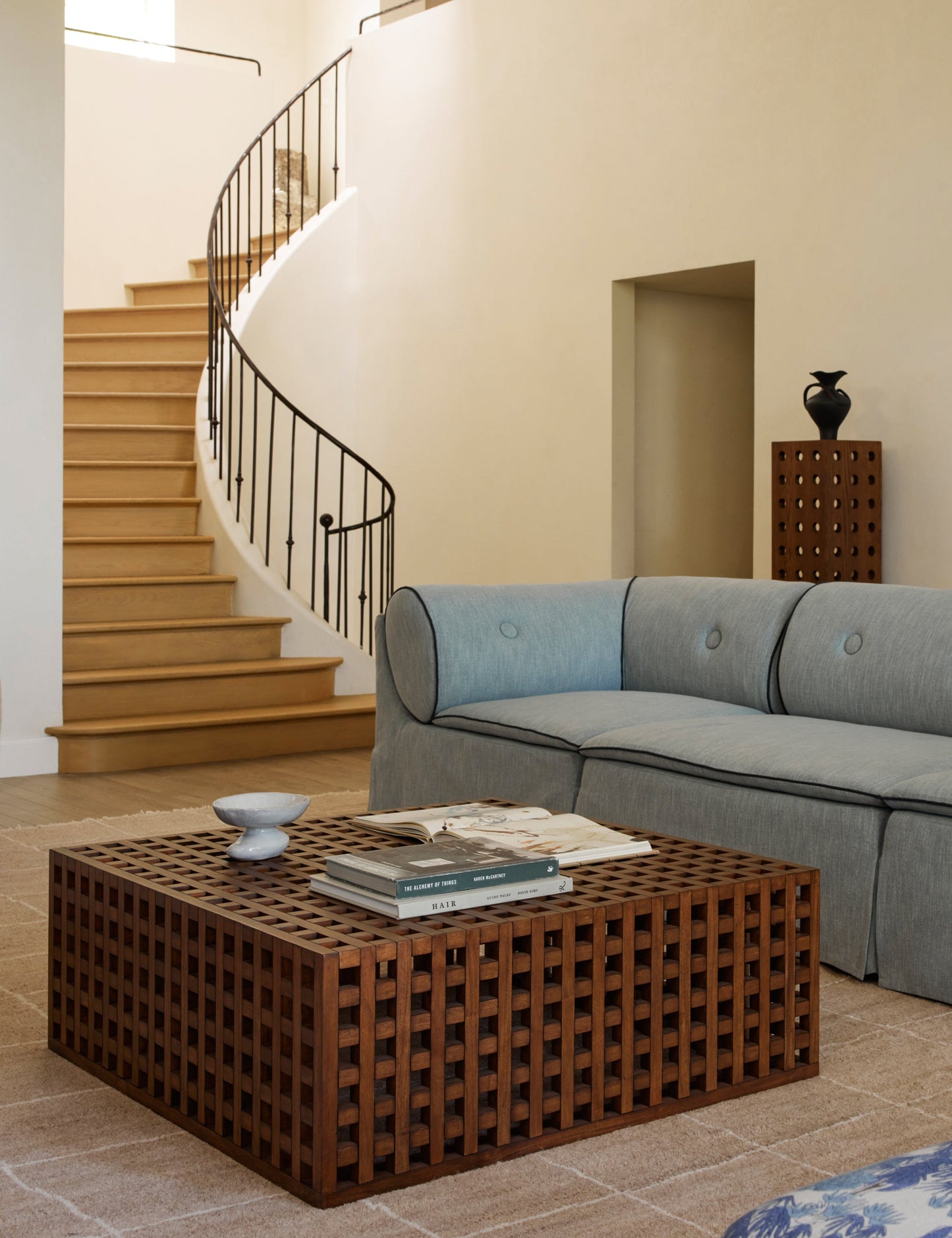 Table basse carrée Hila par Sarah Sherman Samuel