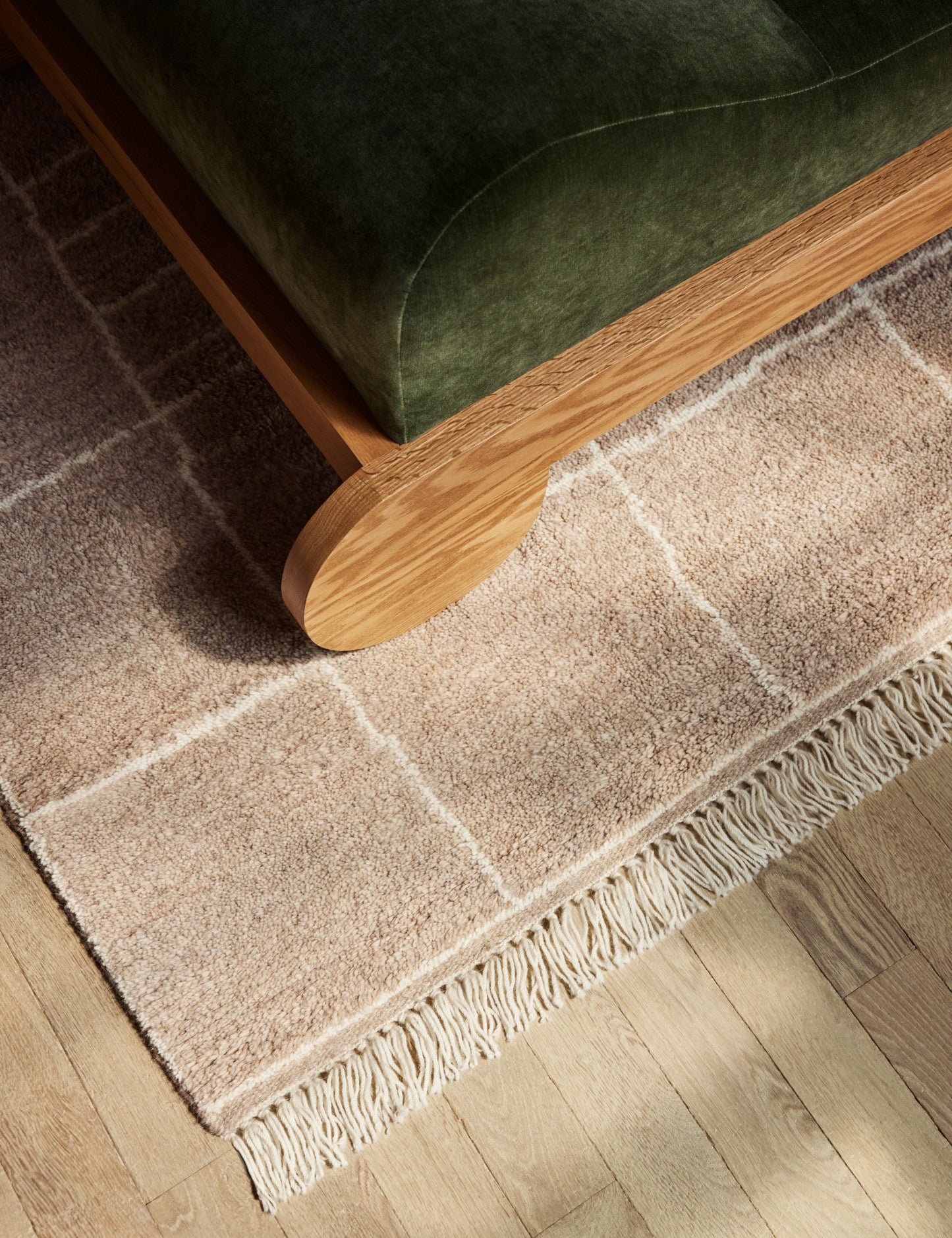 Tapis en laine noué à la main à grille irrégulière par Sarah Sherman Samuel