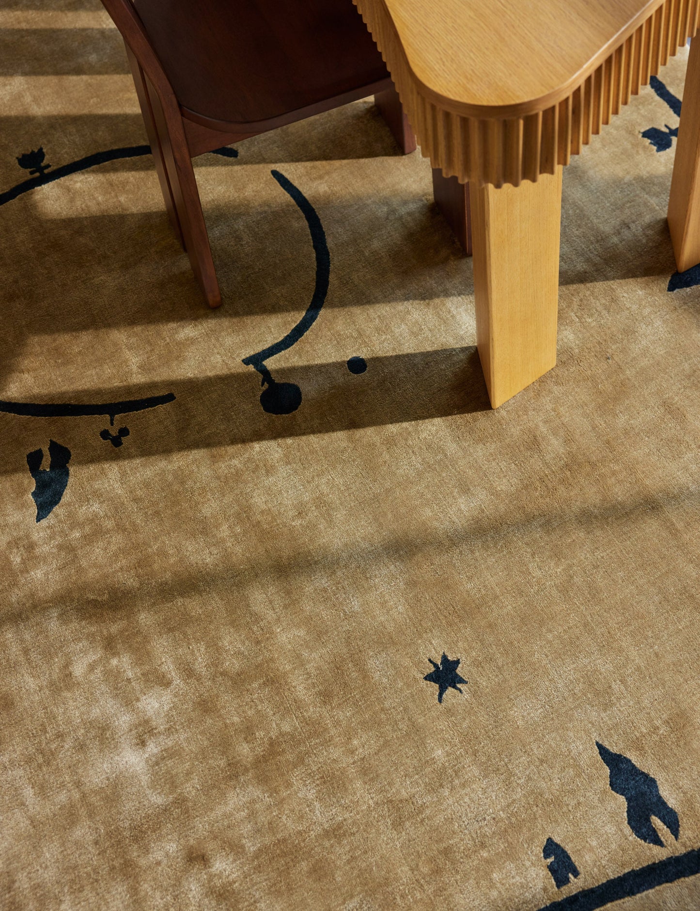 Tapis tissé à la main Village par Sarah Sherman Samuel