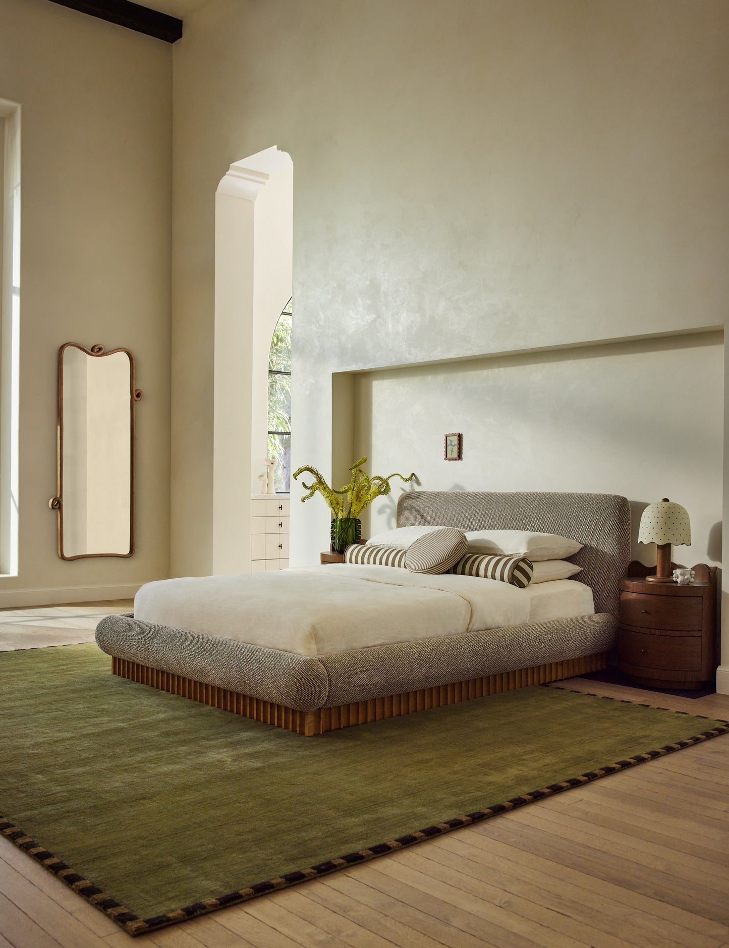 Miroir pleine longueur en bois bouclé par Sarah Sherman Samuel