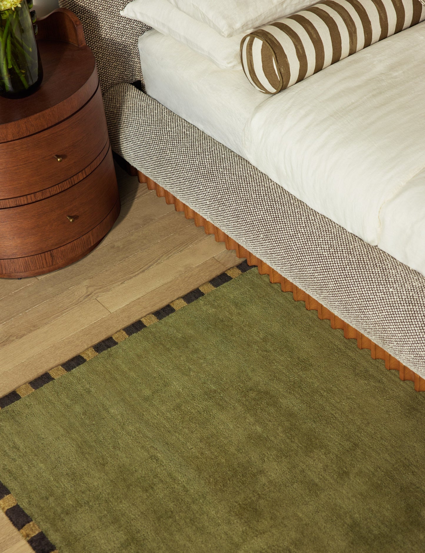 Échantillon de tapis en viscose tissé à la main Rajaa, olive foncé par Sarah Sherman Samuel 12 x 12