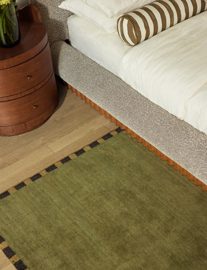 Échantillon de tapis en viscose tissé à la main Rajaa, olive foncé par Sarah Sherman Samuel 12 x 12