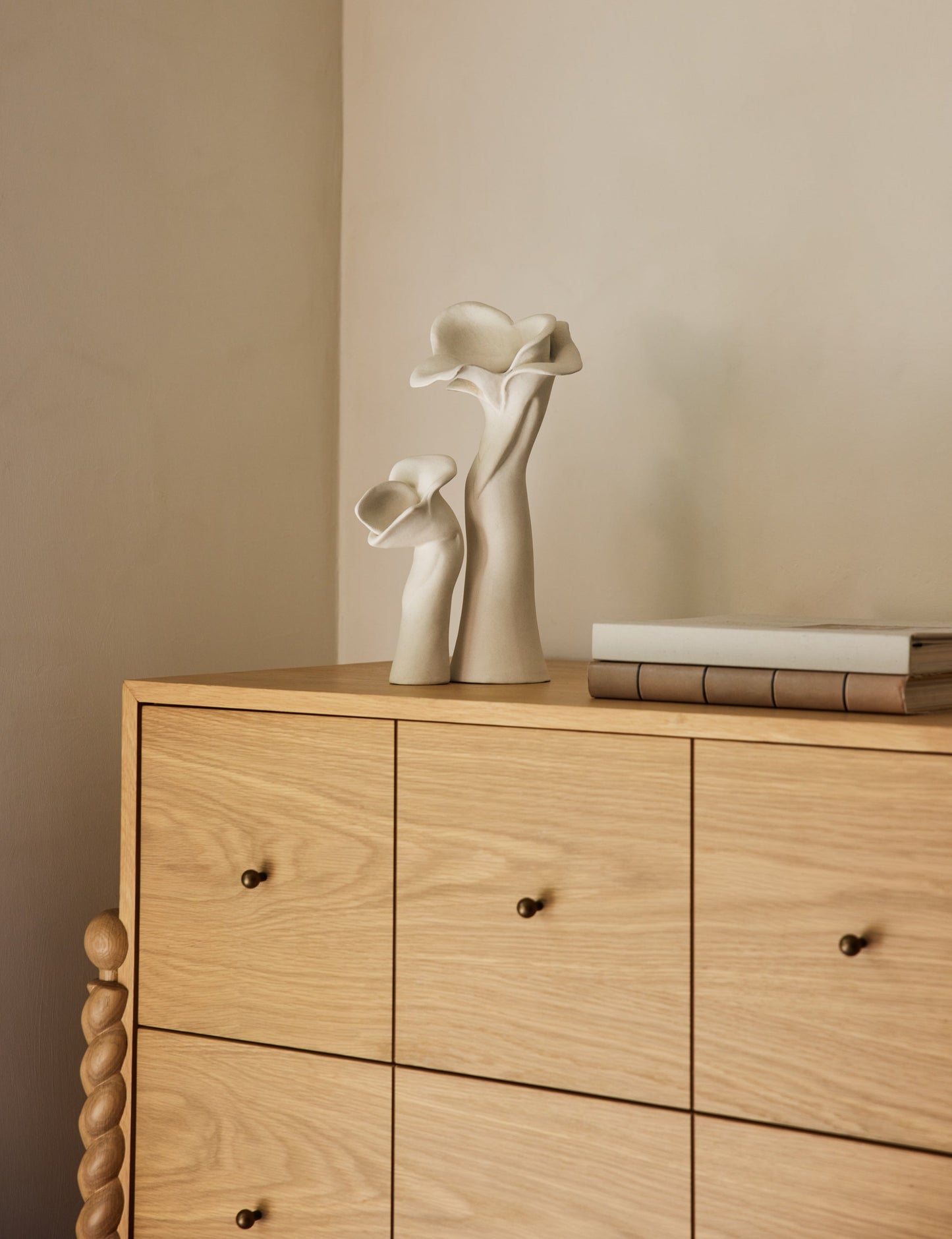 Vases sculpturaux Pari (ensemble de 2) par Sarah Sherman Samuel