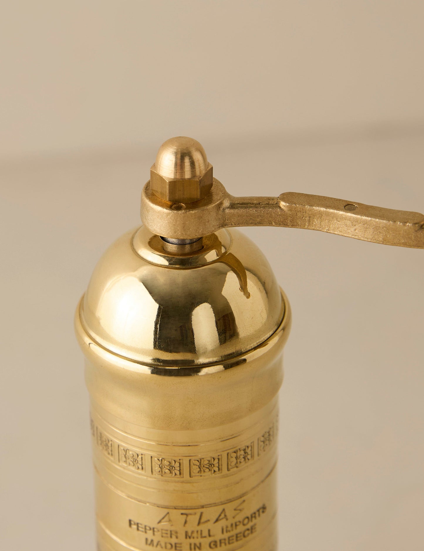 Moulin à sel en laiton Atlas