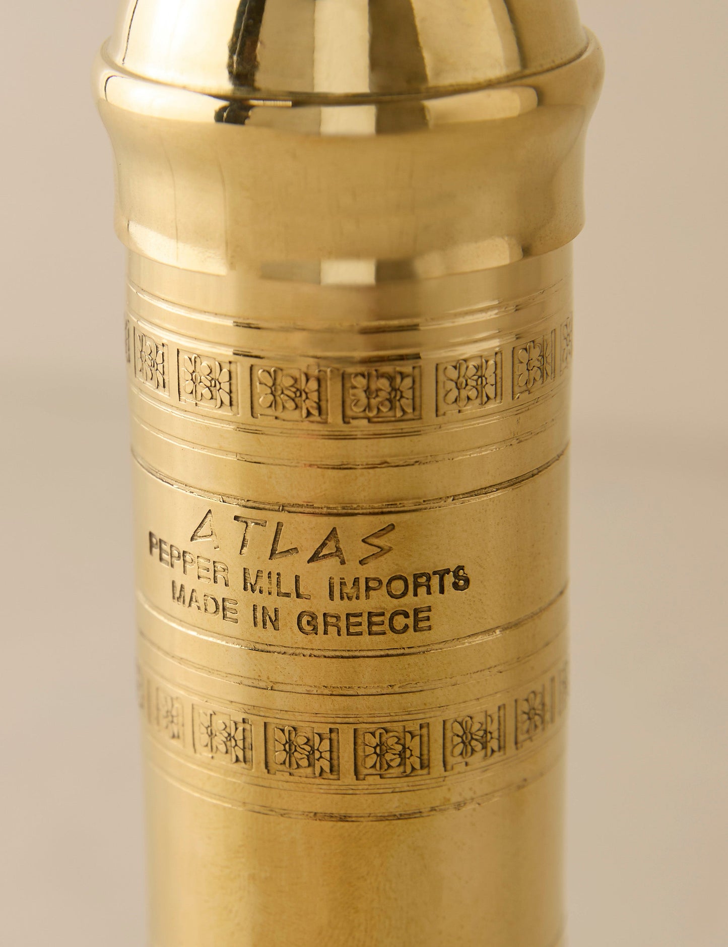 Moulin à sel en laiton Atlas