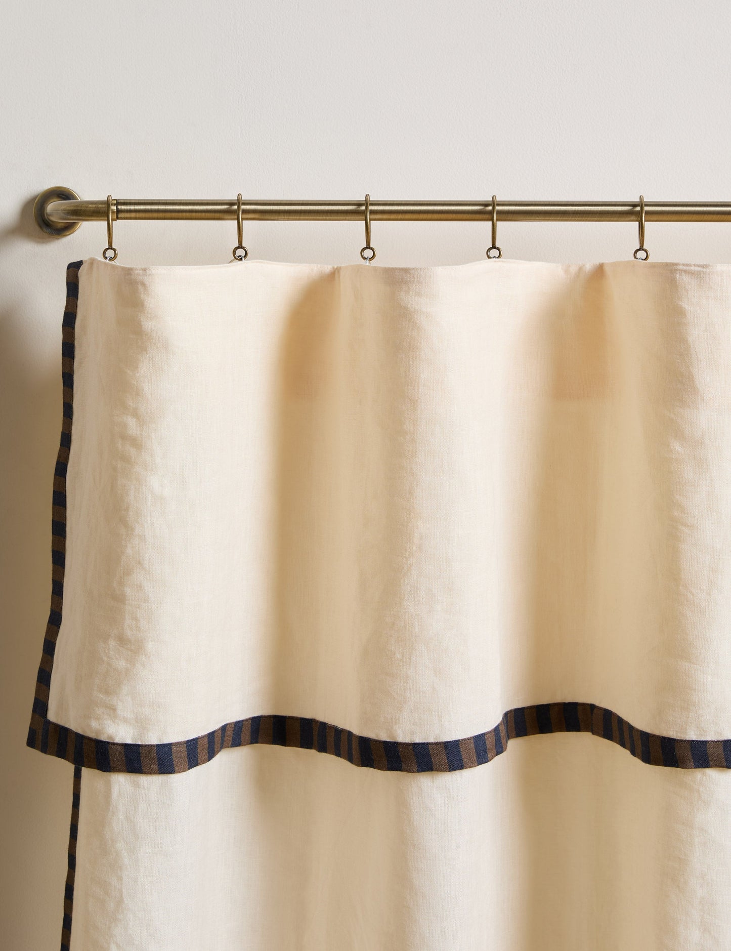 Panneau de rideau filtrant la lumière Rajaa par Sarah Sherman Samuel