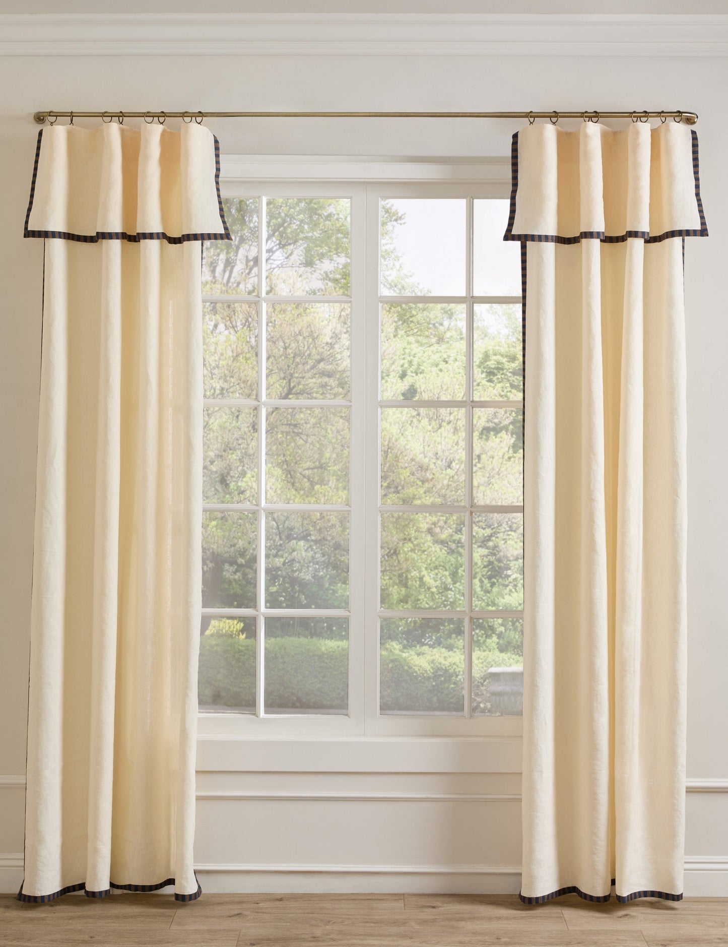 Panneau de rideau filtrant la lumière Rajaa par Sarah Sherman Samuel