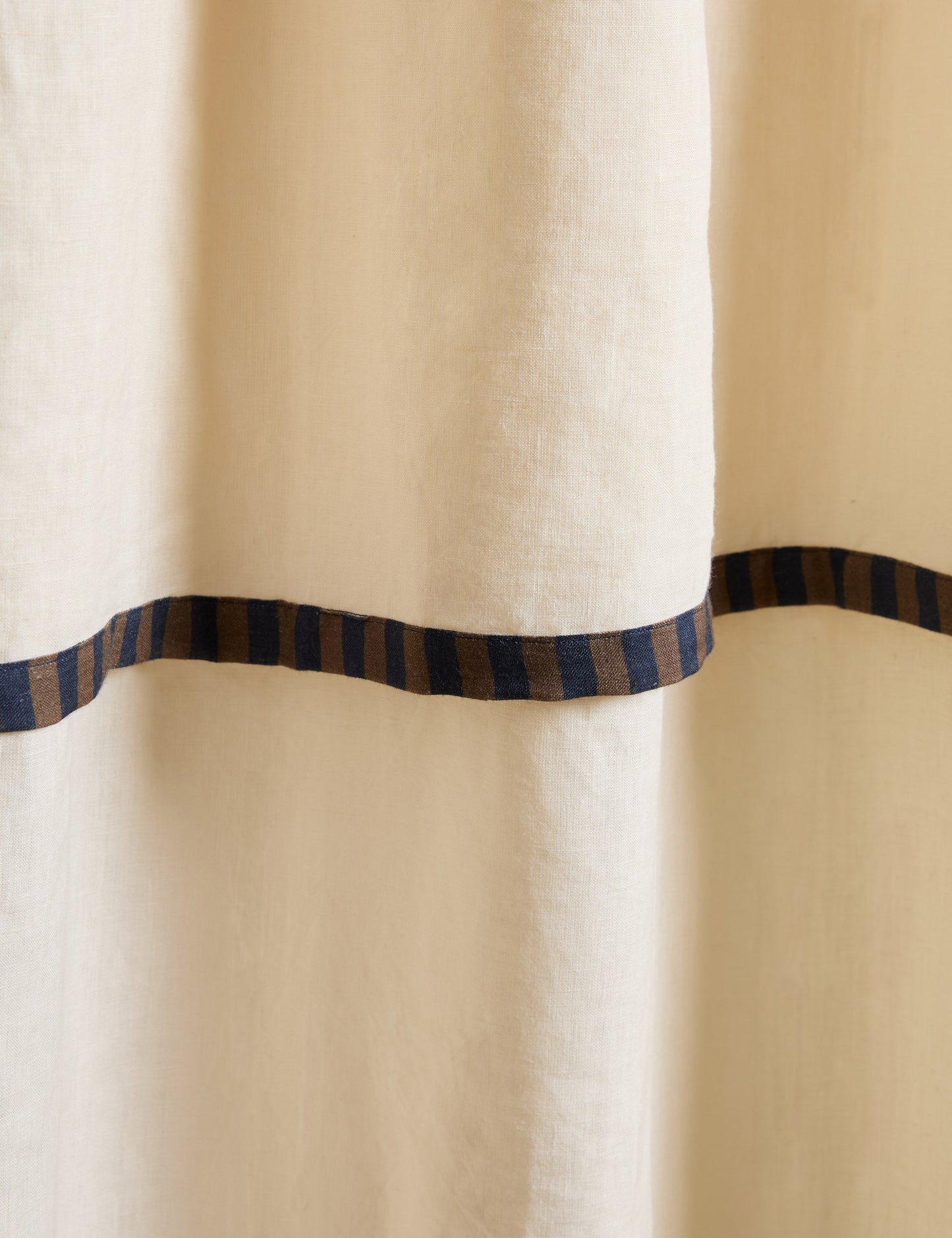 Panneau de rideau filtrant la lumière Rajaa par Sarah Sherman Samuel