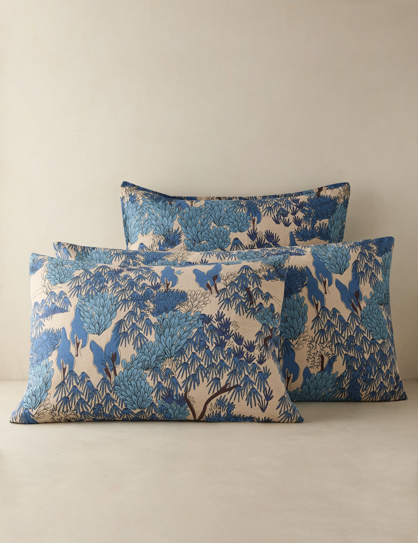 Housse de coussin Garden Walk en lin et coton par Sarah Sherman Samuel