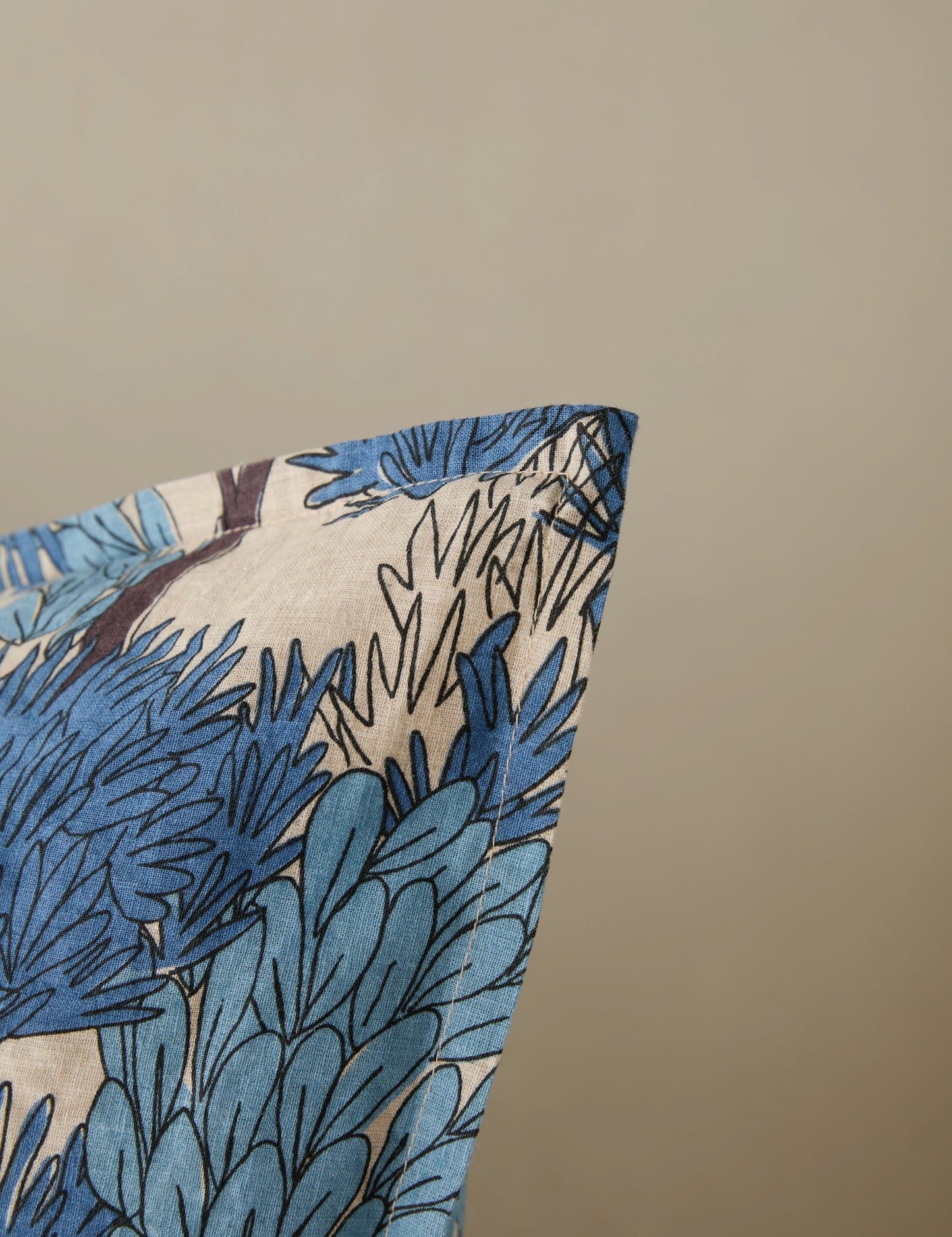 Housse de coussin Garden Walk en lin et coton par Sarah Sherman Samuel