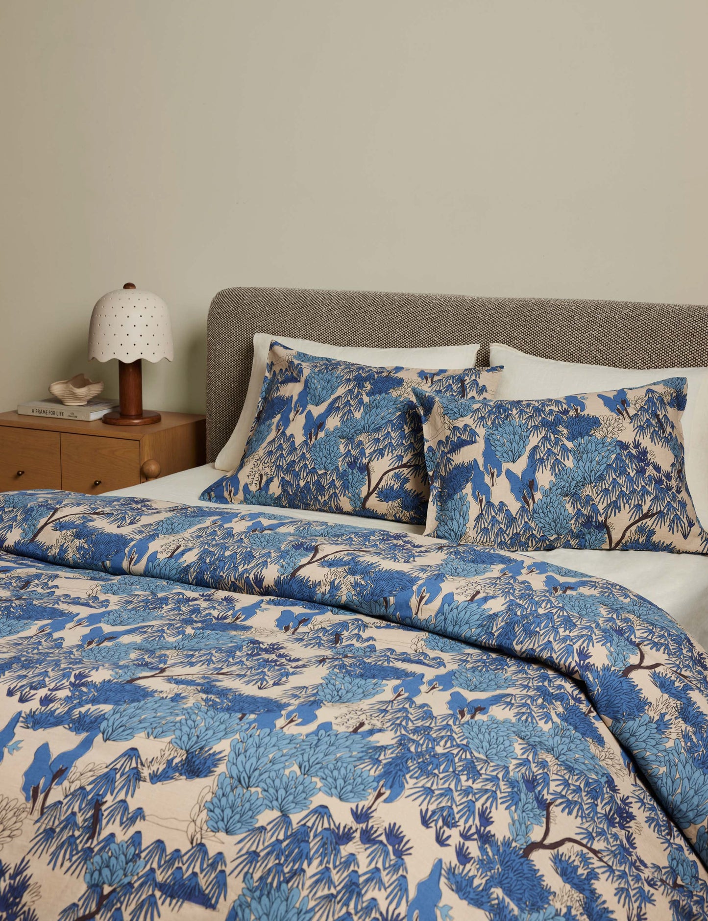 Housse de coussin Garden Walk en lin et coton par Sarah Sherman Samuel