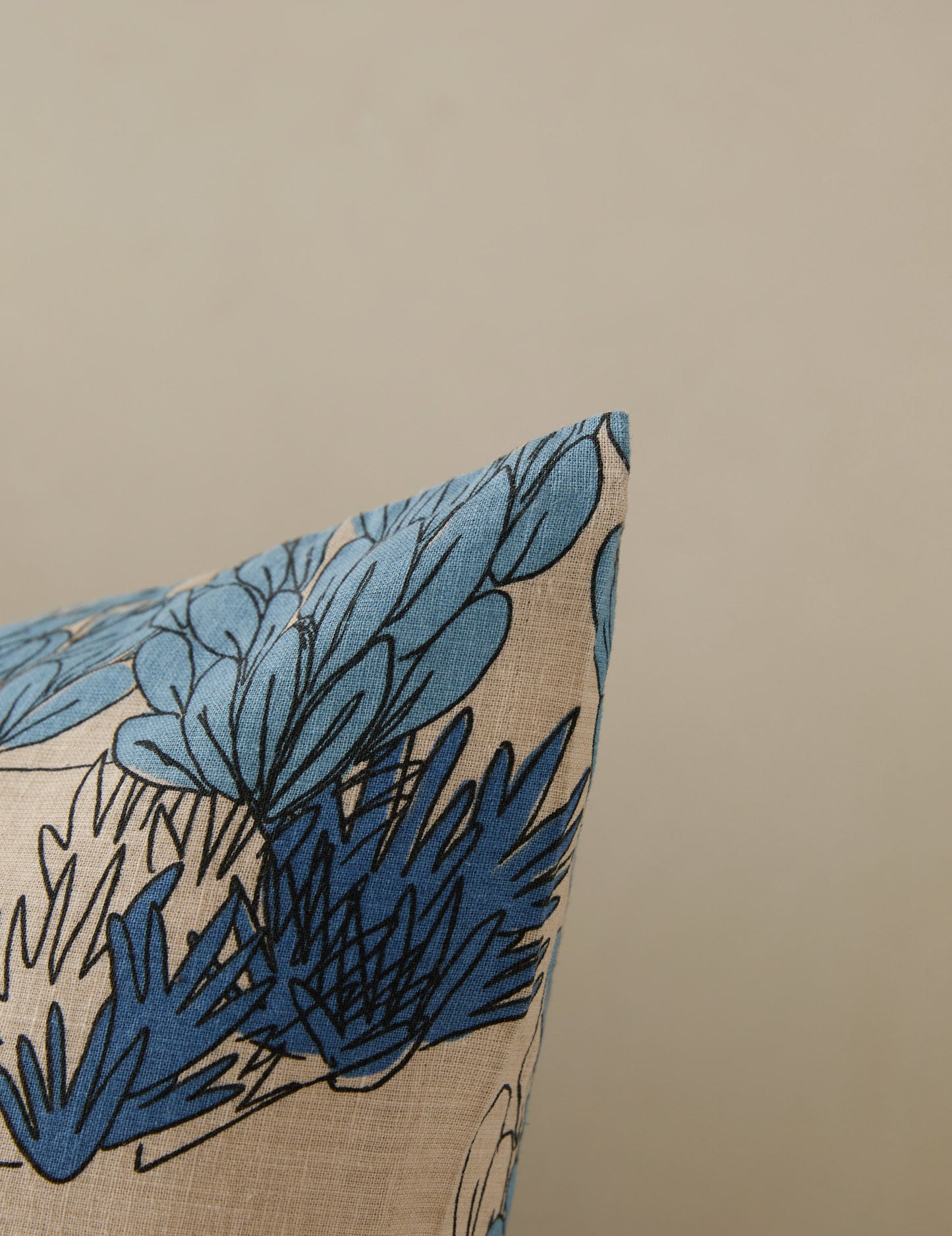 Housse de coussin Garden Walk en lin et coton par Sarah Sherman Samuel