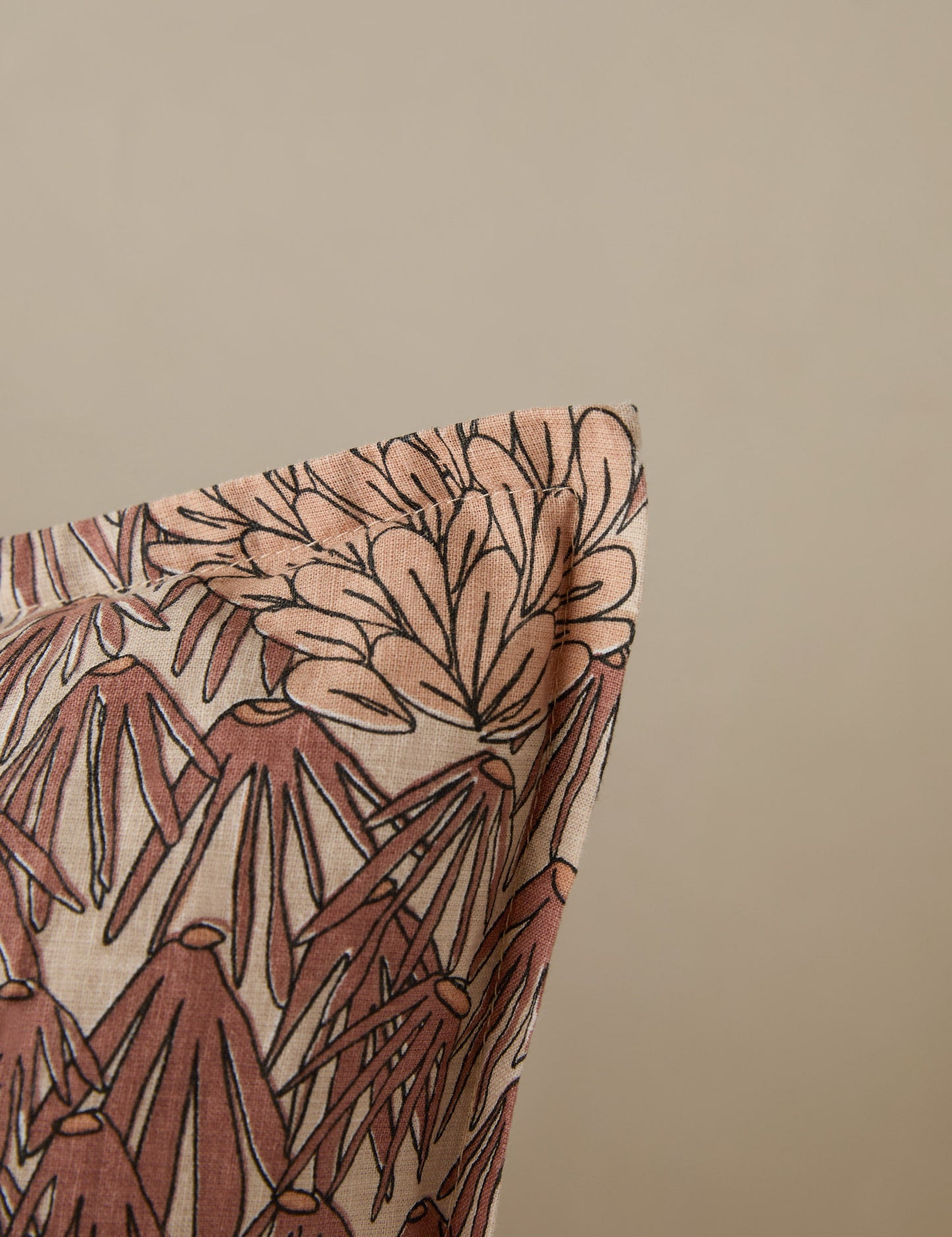 Housse de coussin Garden Walk en lin et coton par Sarah Sherman Samuel