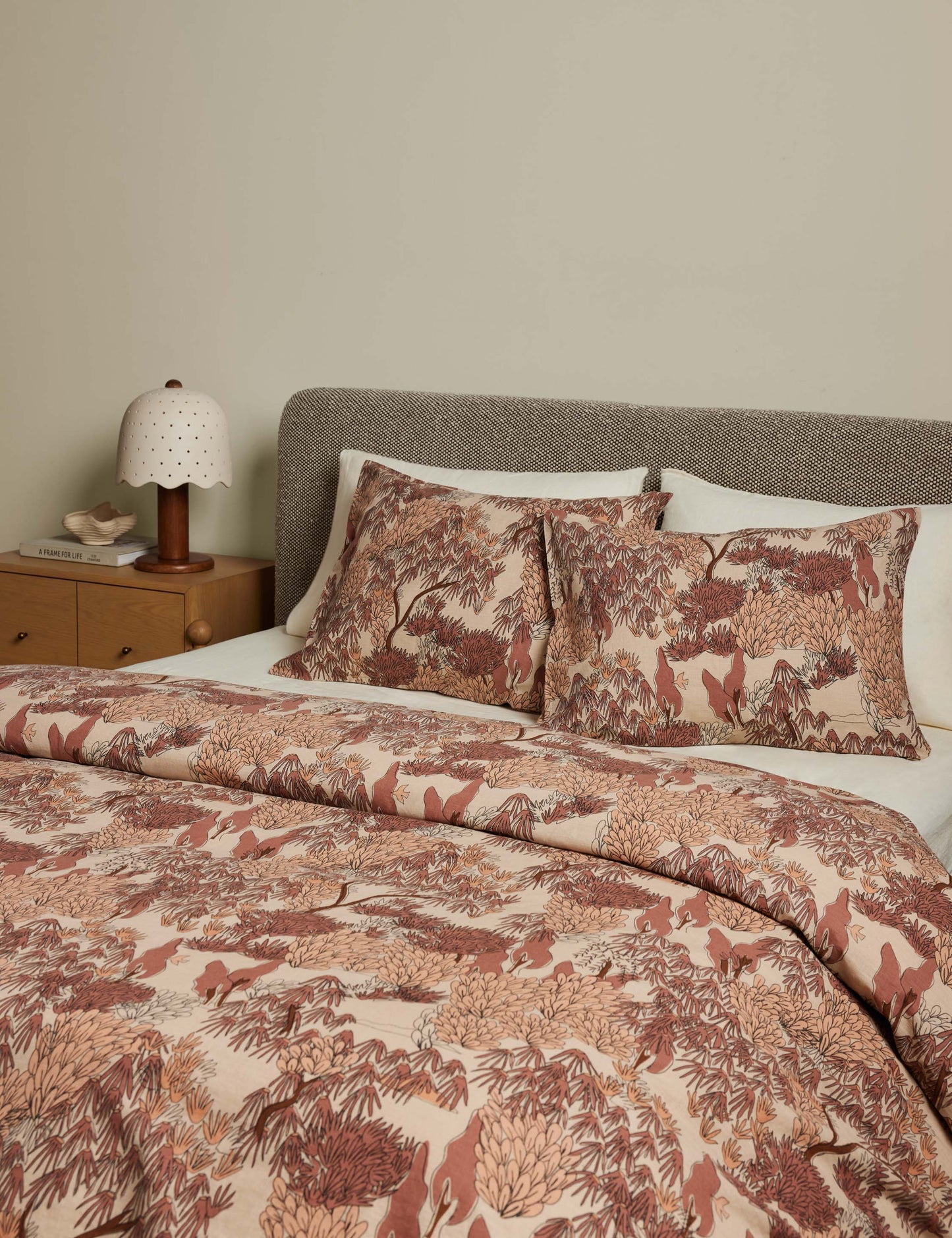 Housse de coussin Garden Walk en lin et coton par Sarah Sherman Samuel