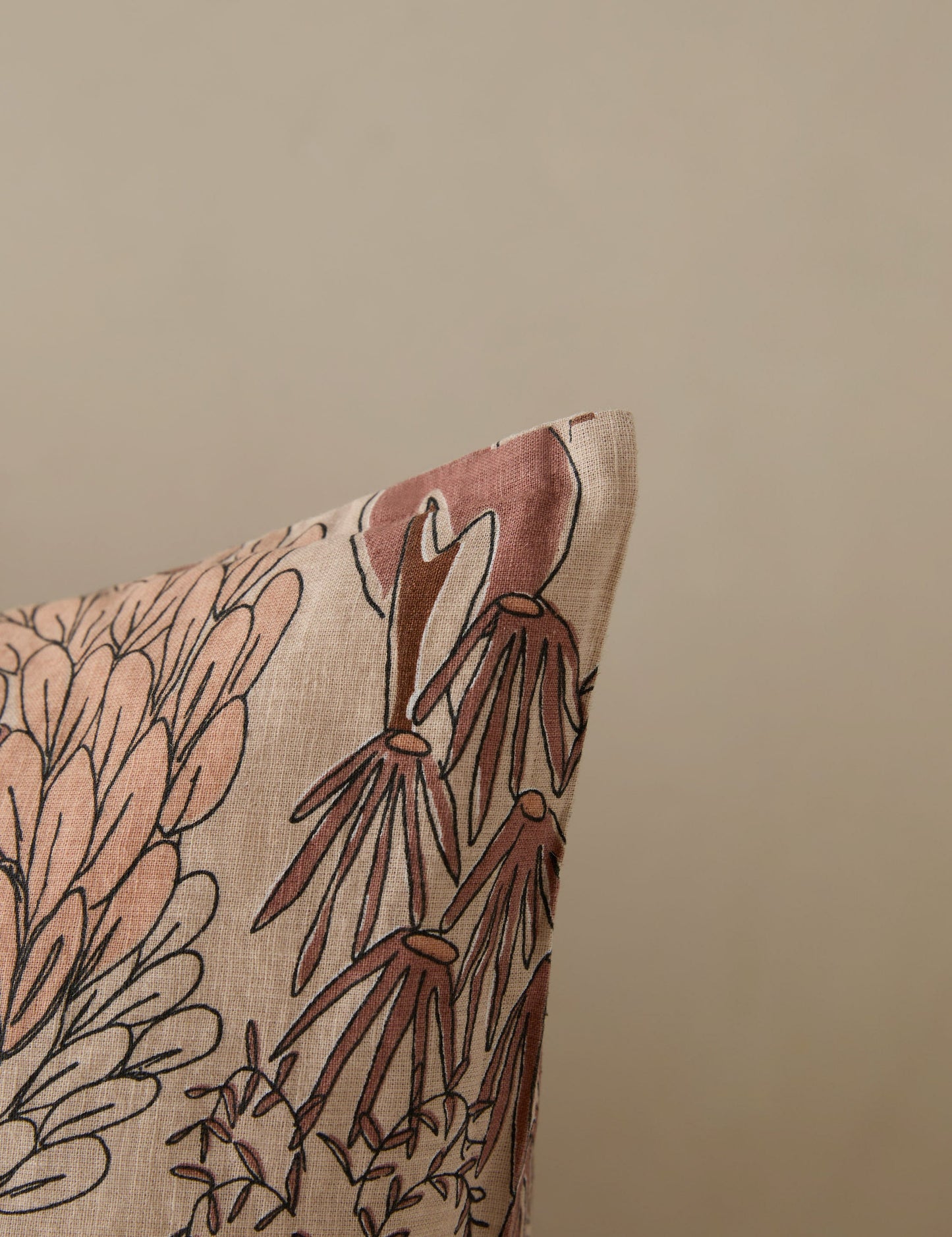 Housse de coussin Garden Walk en lin et coton par Sarah Sherman Samuel