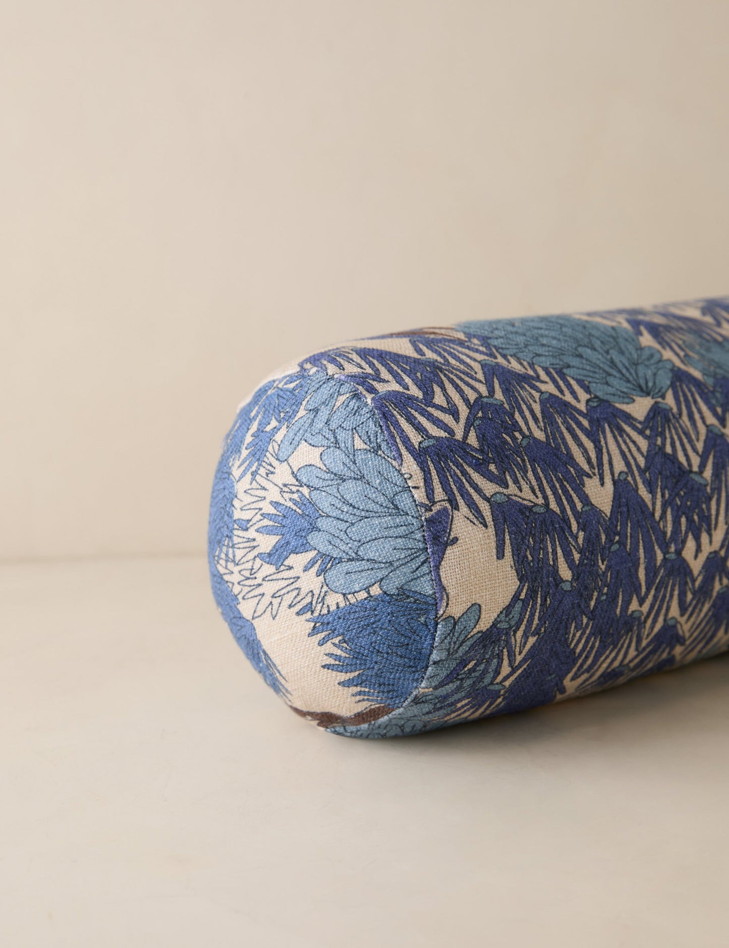 Coussin en lin Garden Walk par Sarah Sherman Samuel
