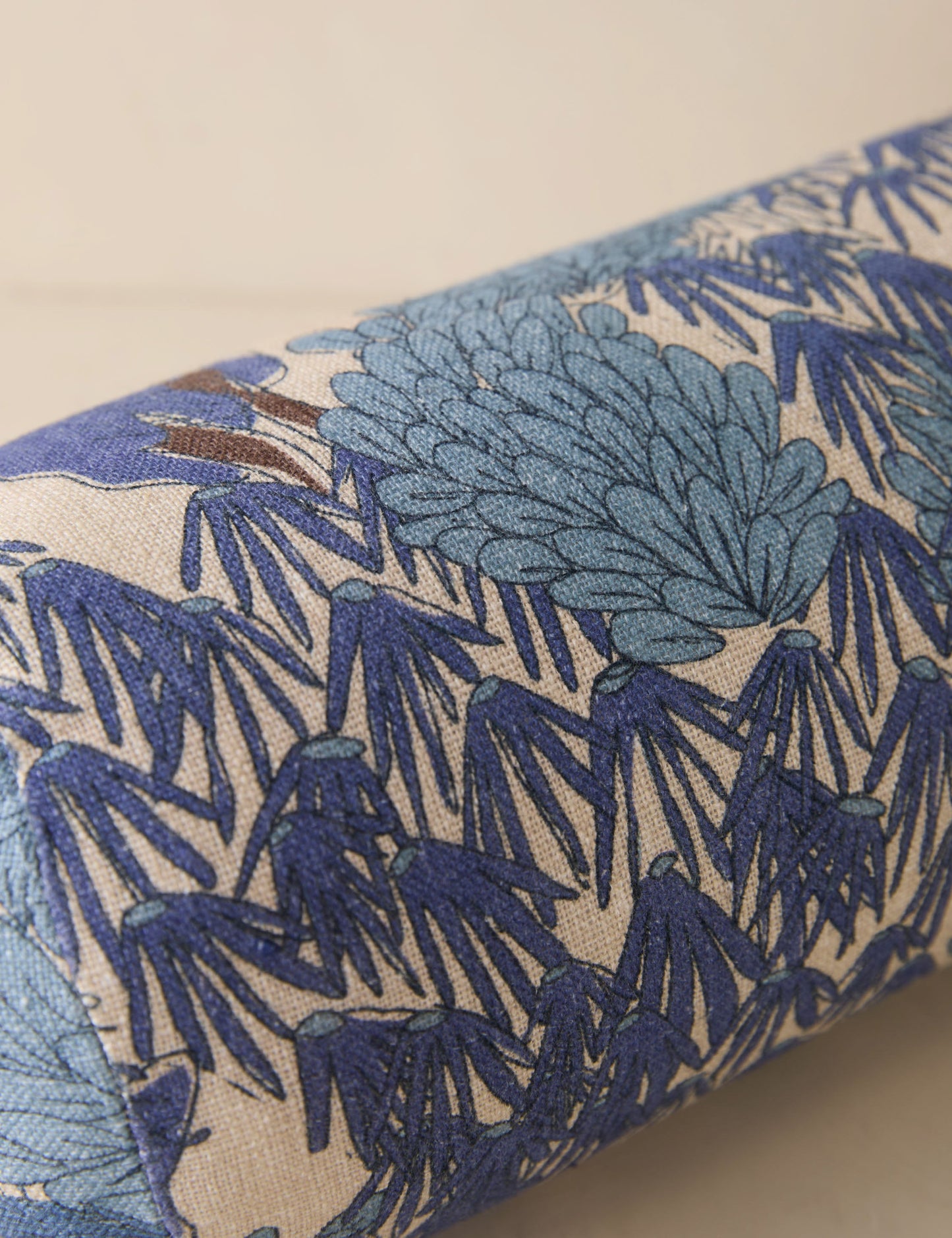Coussin en lin Garden Walk par Sarah Sherman Samuel
