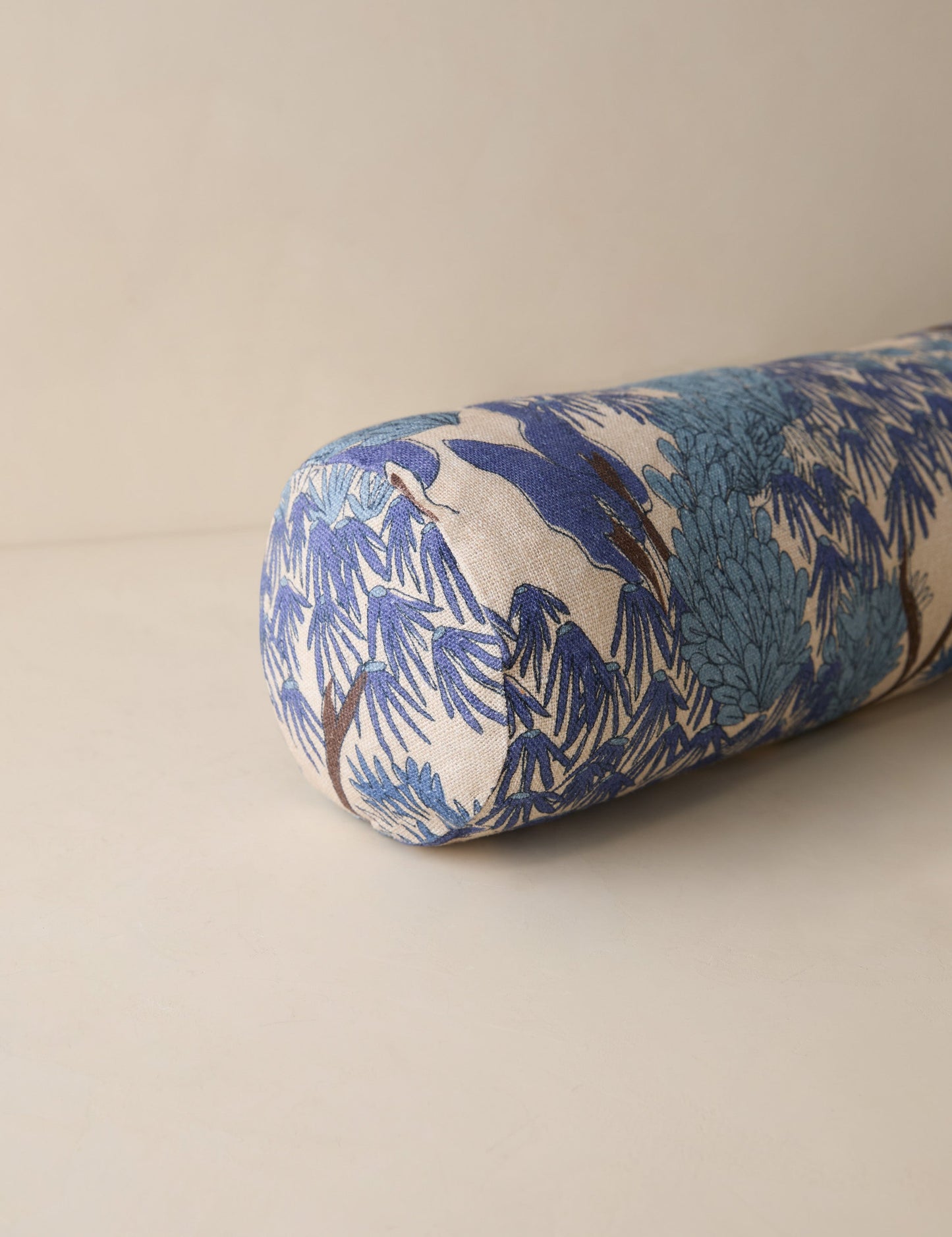 Coussin en lin Garden Walk par Sarah Sherman Samuel