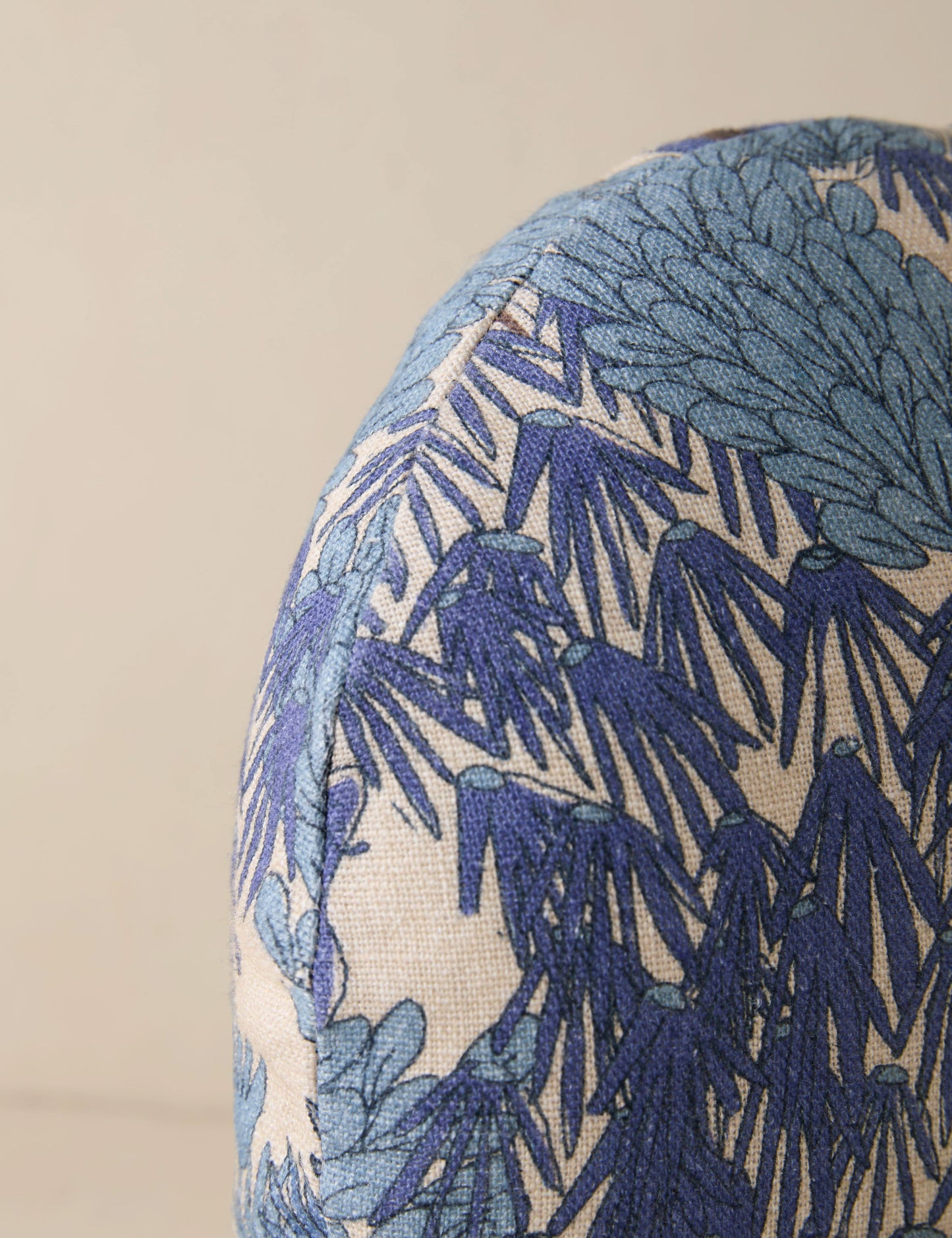 Coussin en lin Garden Walk par Sarah Sherman Samuel