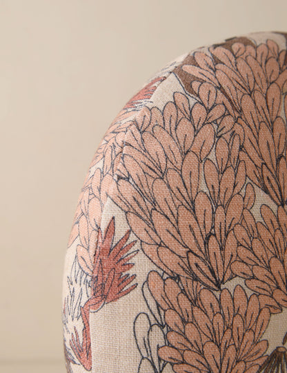 Coussin en lin Garden Walk par Sarah Sherman Samuel