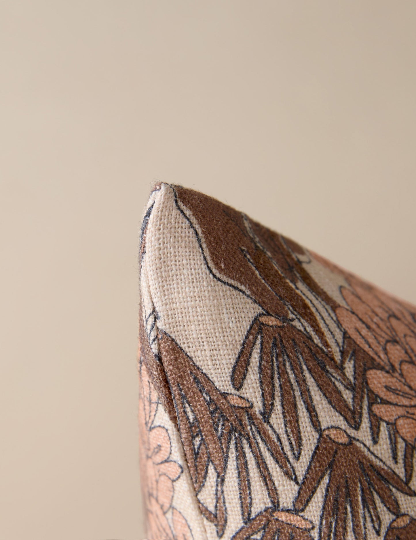 Coussin en lin Garden Walk par Sarah Sherman Samuel