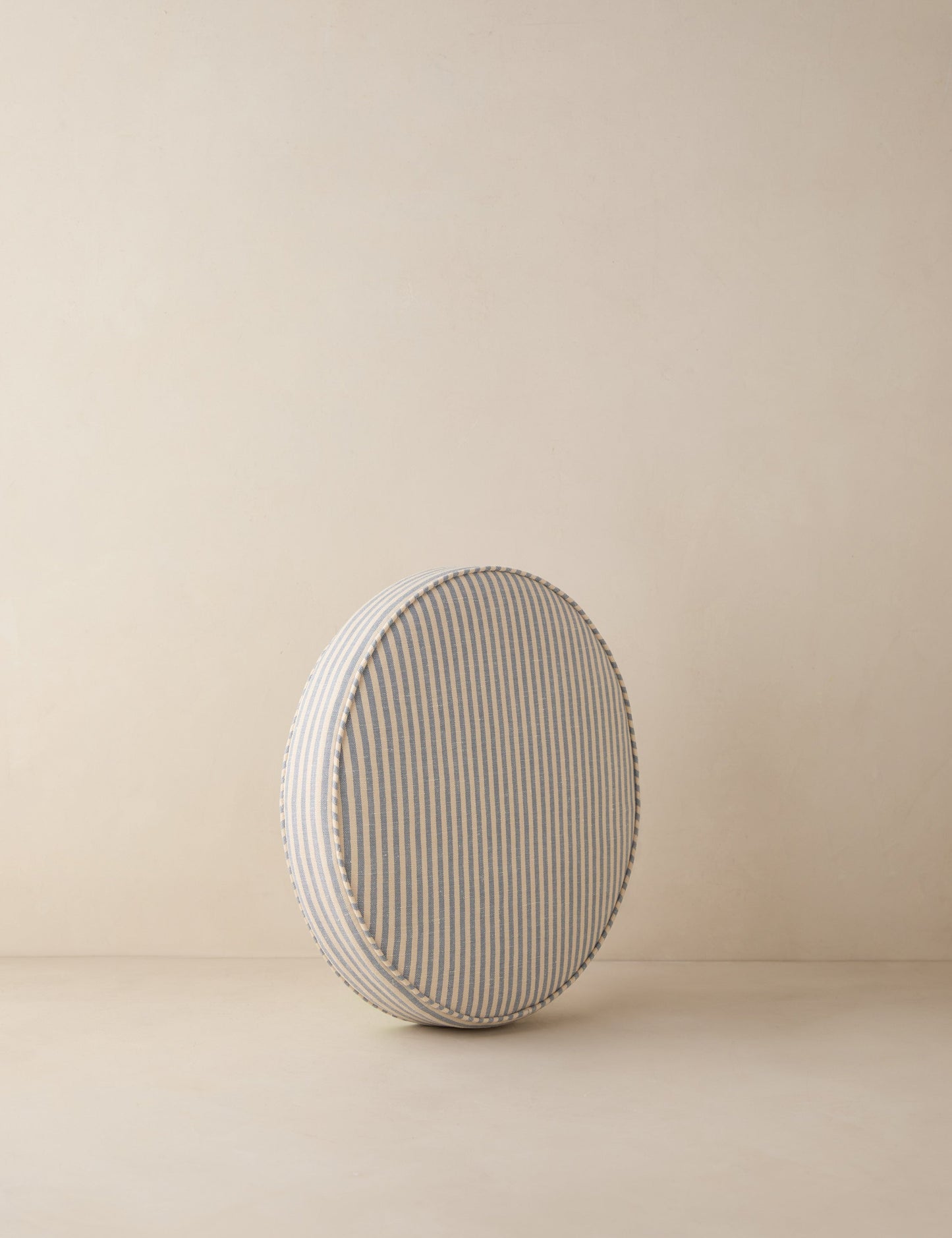 Coussin disque Isla par Sarah Sherman Samuel