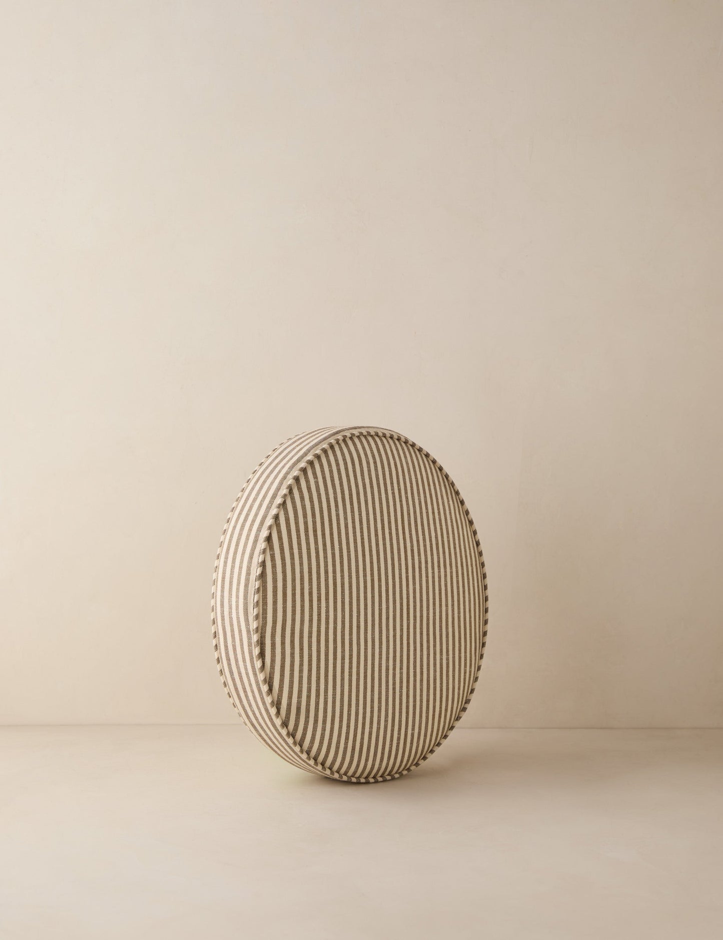 Coussin disque Isla par Sarah Sherman Samuel