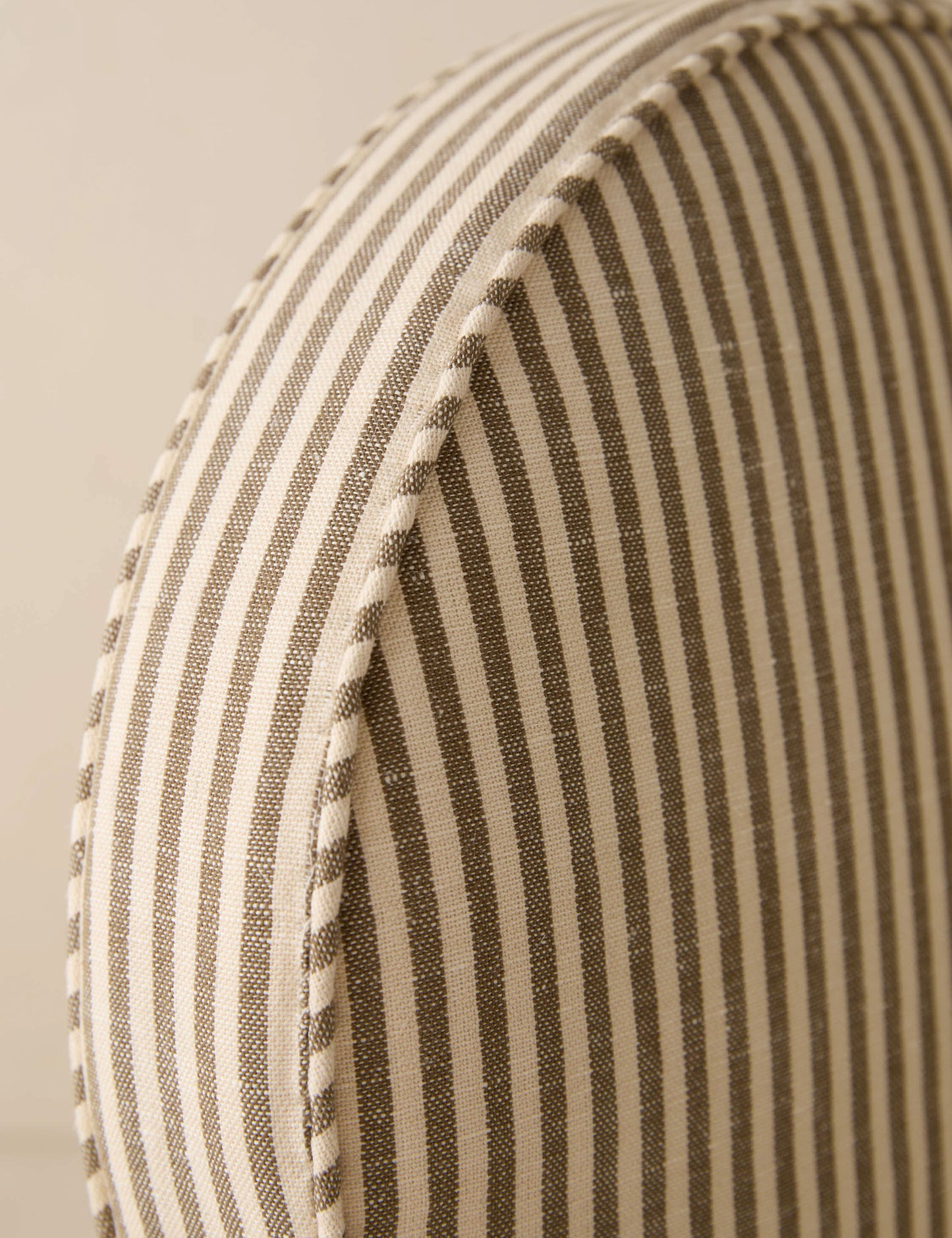 Coussin disque Isla par Sarah Sherman Samuel