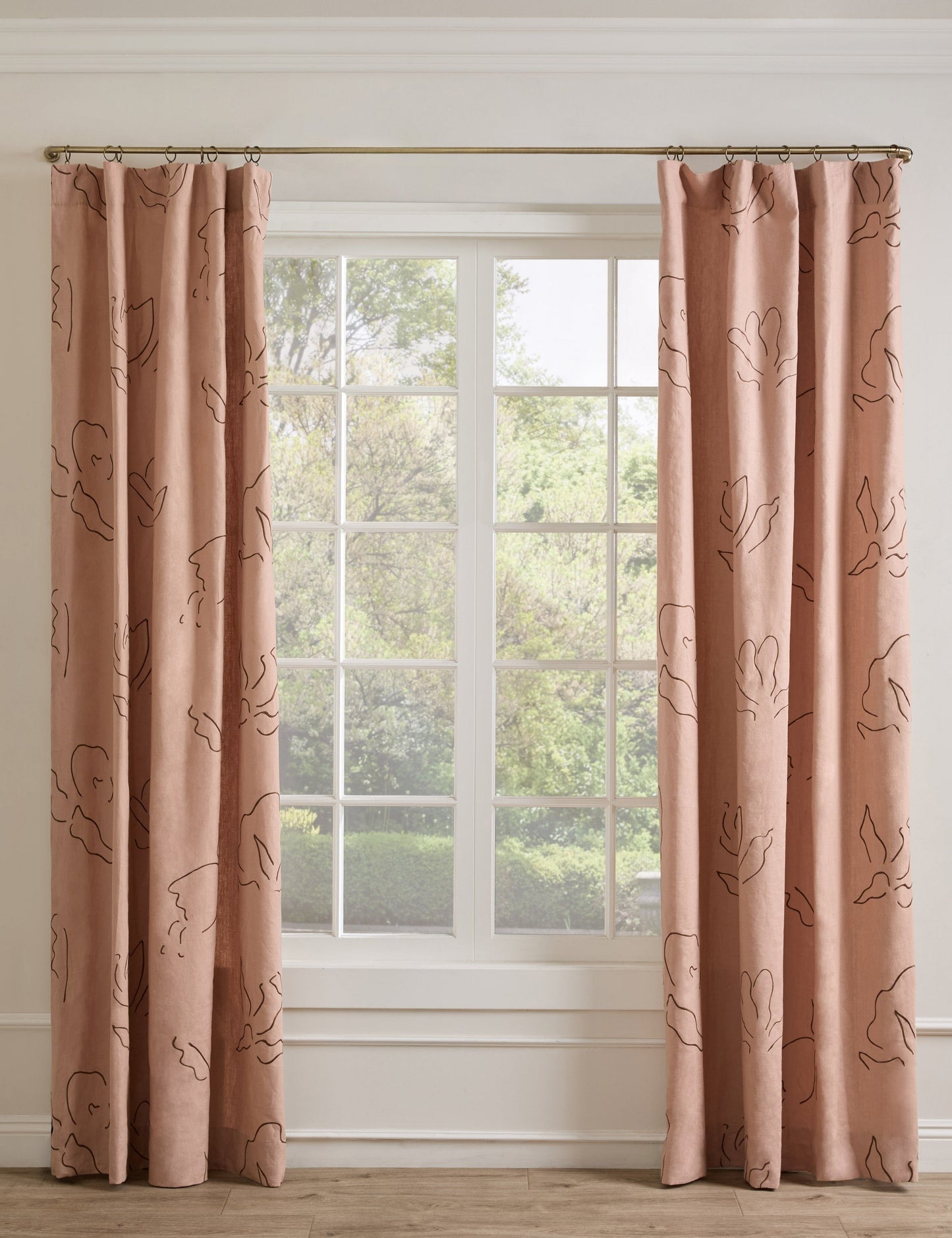 Panneau de rideau en lin brodé Narsi par Sarah Sherman Samuel