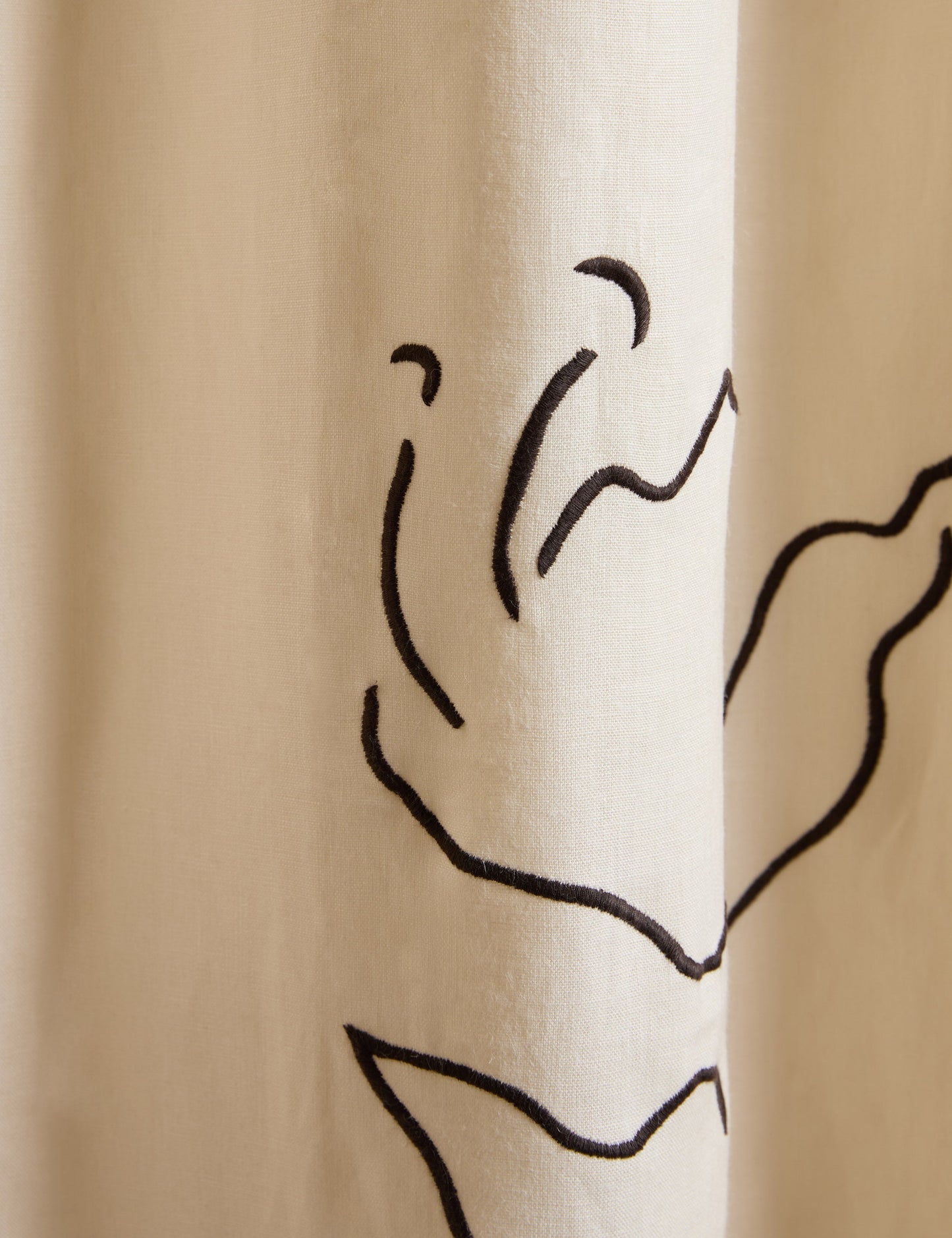 Panneau de rideau en lin brodé Narsi par Sarah Sherman Samuel