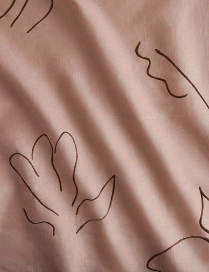 Tissu en lin brodé Narsi par Sarah Sherman Samuel