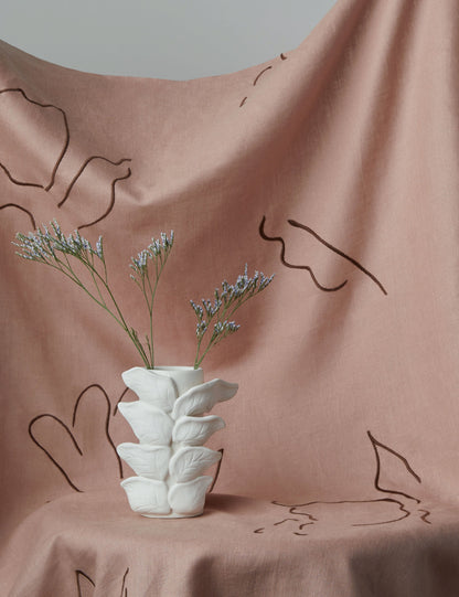 Tissu en lin brodé Narsi par Sarah Sherman Samuel