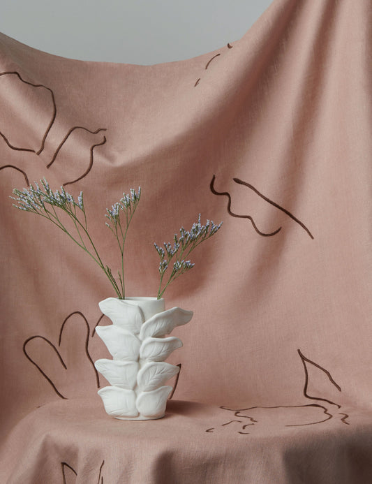 Tissu en lin brodé Narsi par Sarah Sherman Samuel