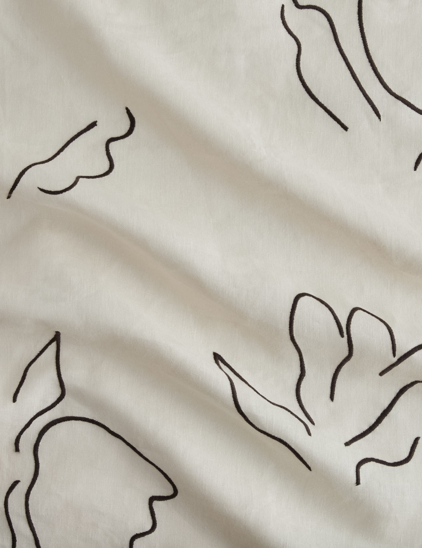 Tissu en lin brodé Narsi par Sarah Sherman Samuel