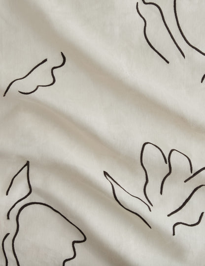 Tissu en lin brodé Narsi par Sarah Sherman Samuel