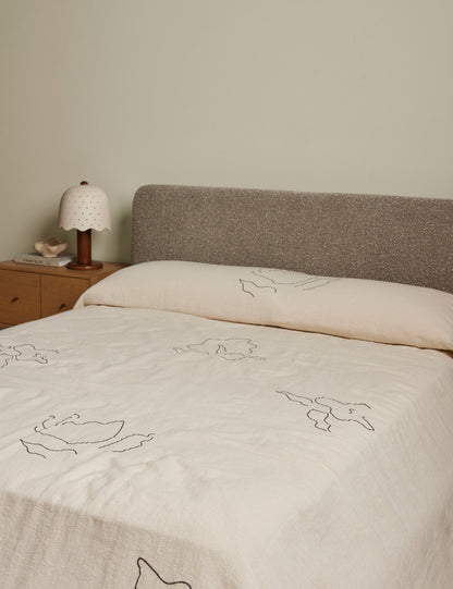 Couvre-lit en lin et coton Narsi par Sarah Sherman Samuel