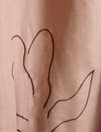 Panneau de rideau en lin brodé Narsi par Sarah Sherman Samuel