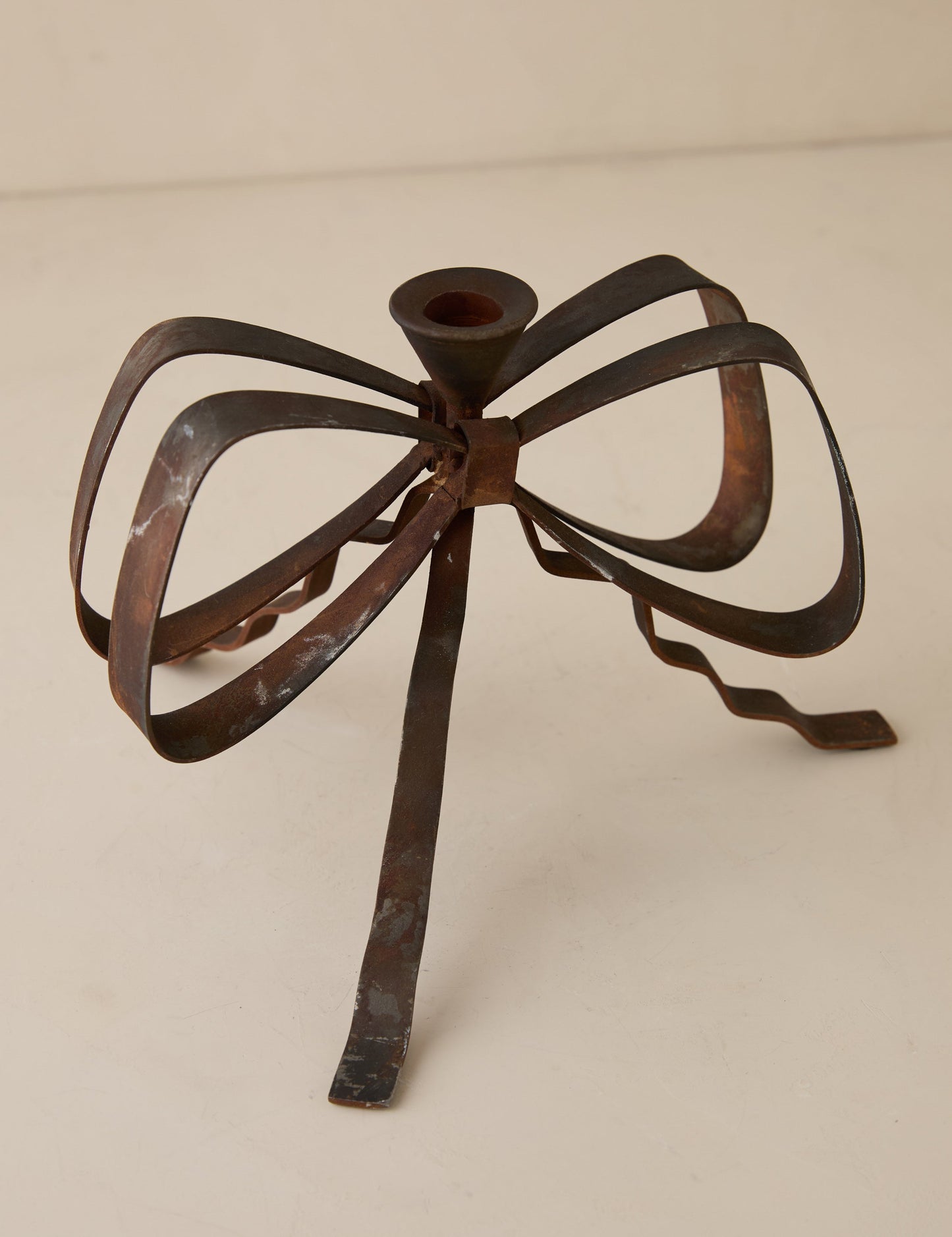 Chandelier en ruban par Sarah Sherman Samuel