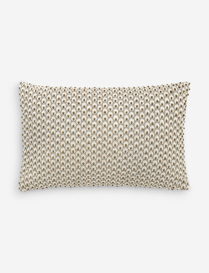 Coussin brodé Fleur par Scalamandre