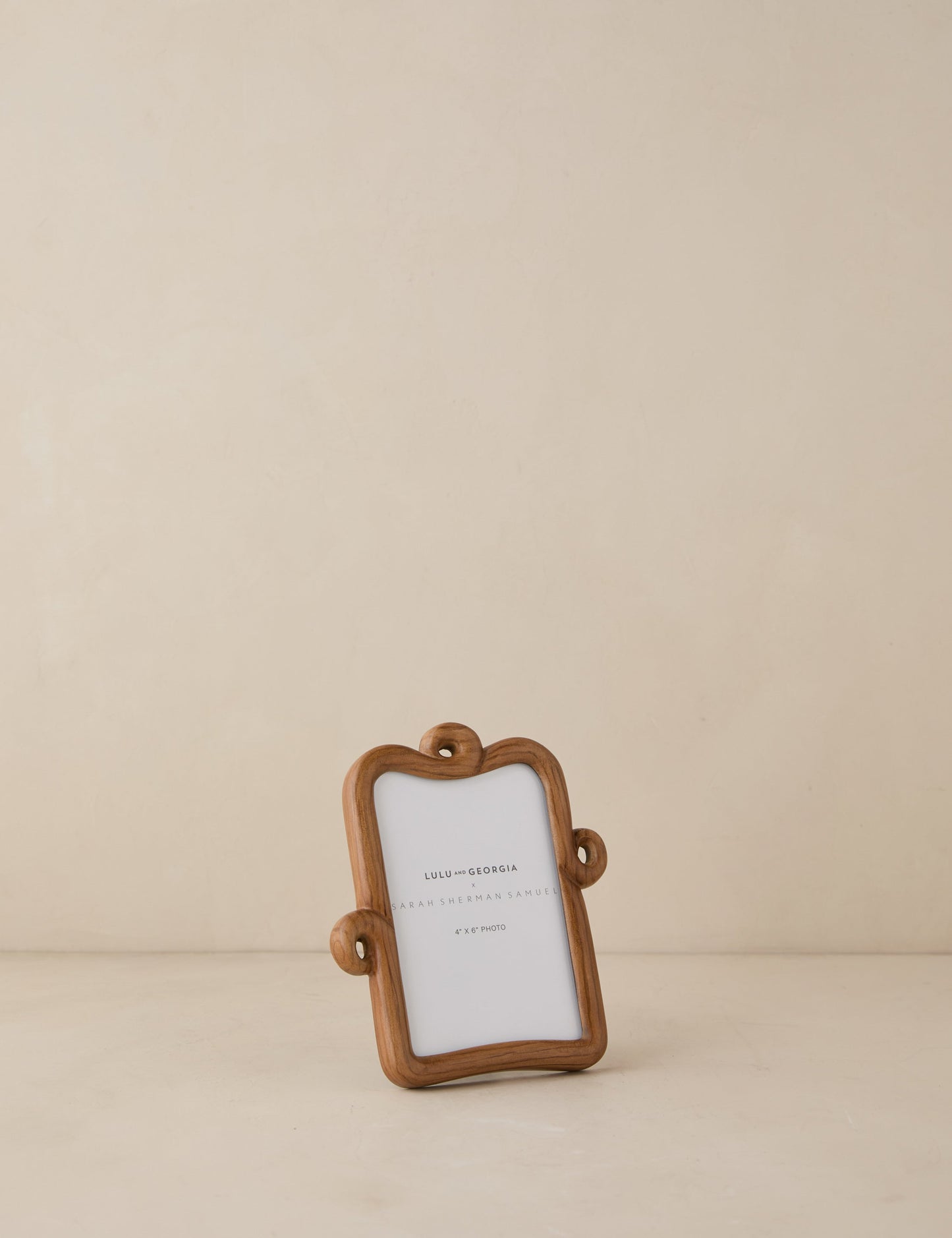 Cadre photo en bois bouclé par Sarah Sherman Samuel