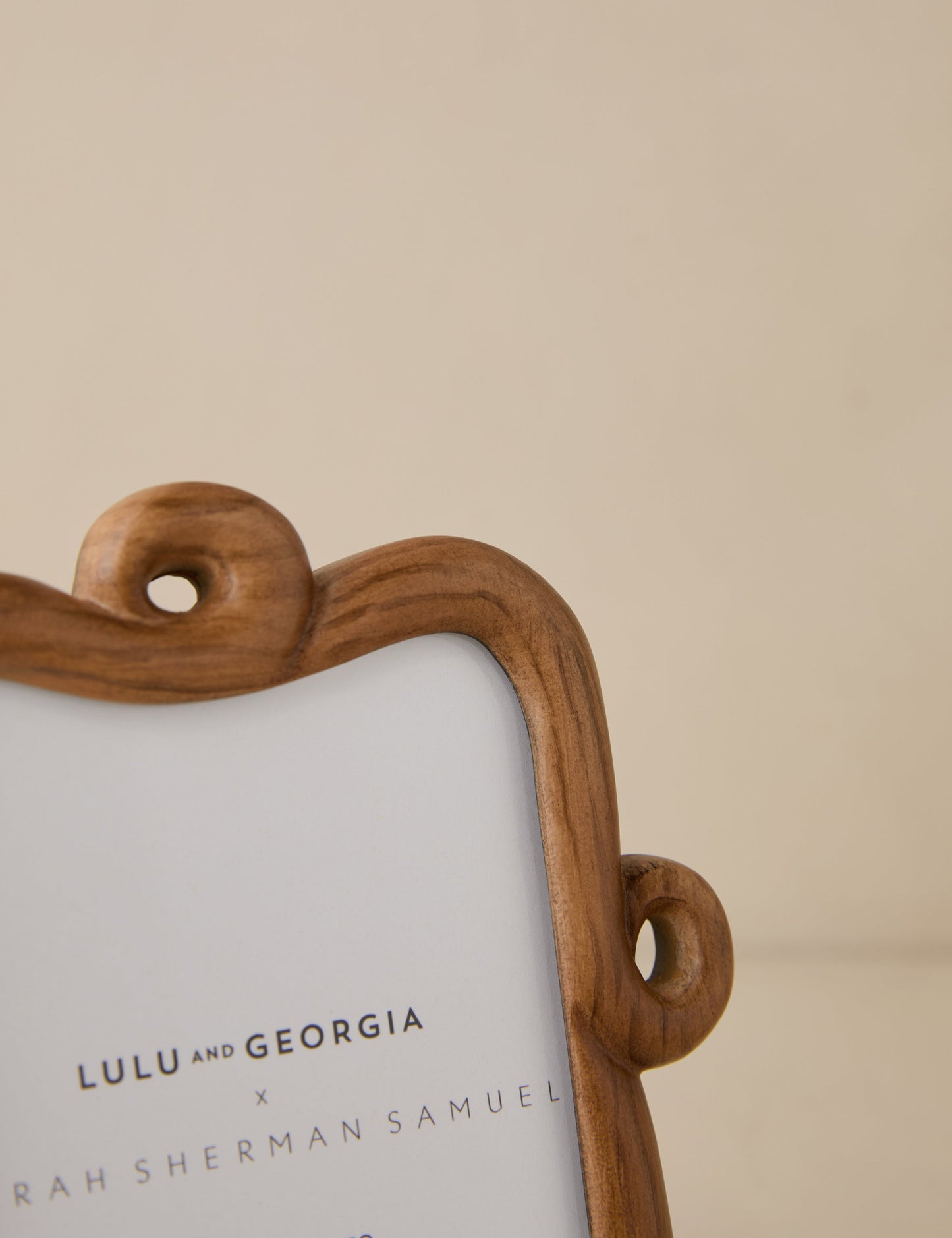 Cadre photo en bois bouclé par Sarah Sherman Samuel