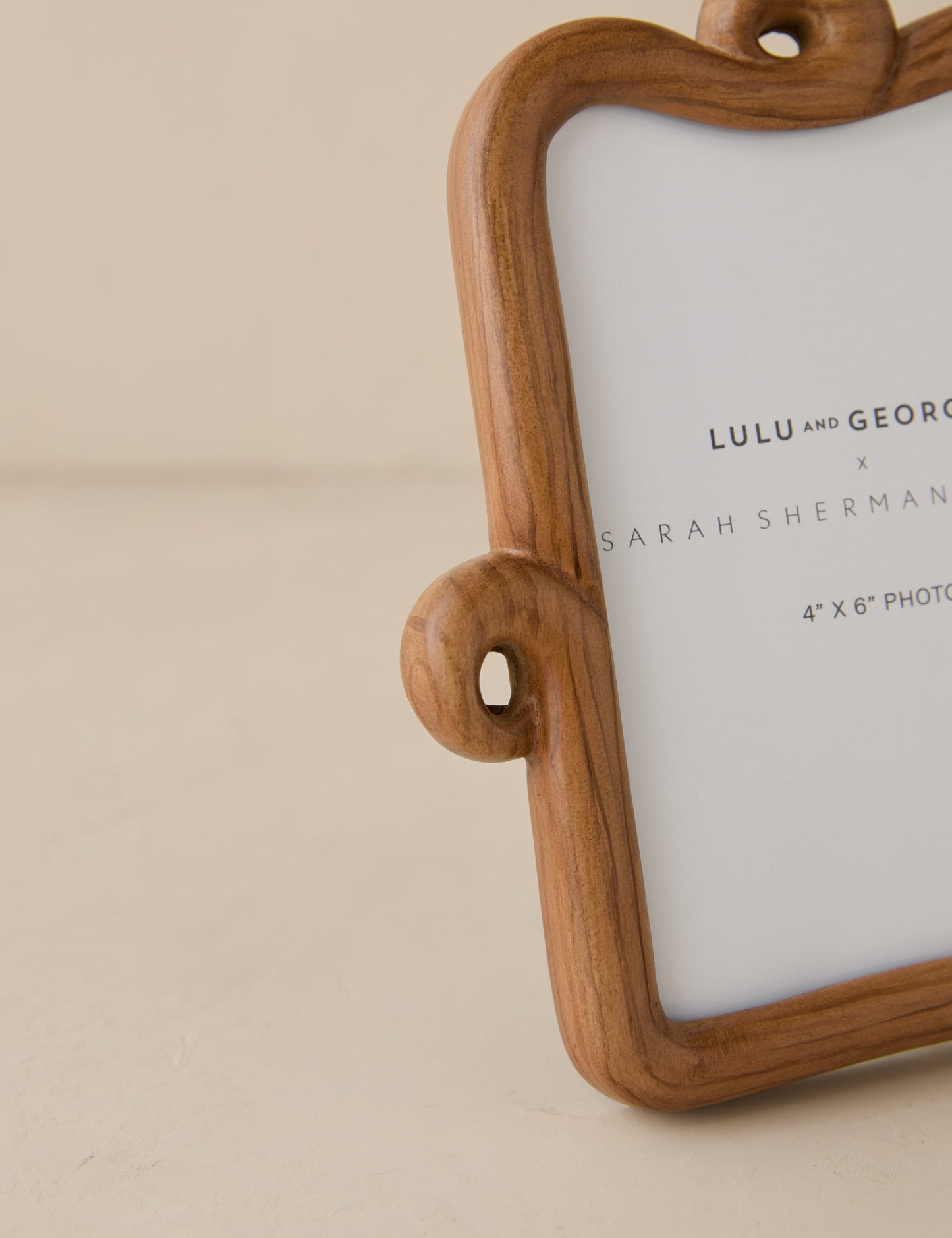 Cadre photo en bois bouclé par Sarah Sherman Samuel