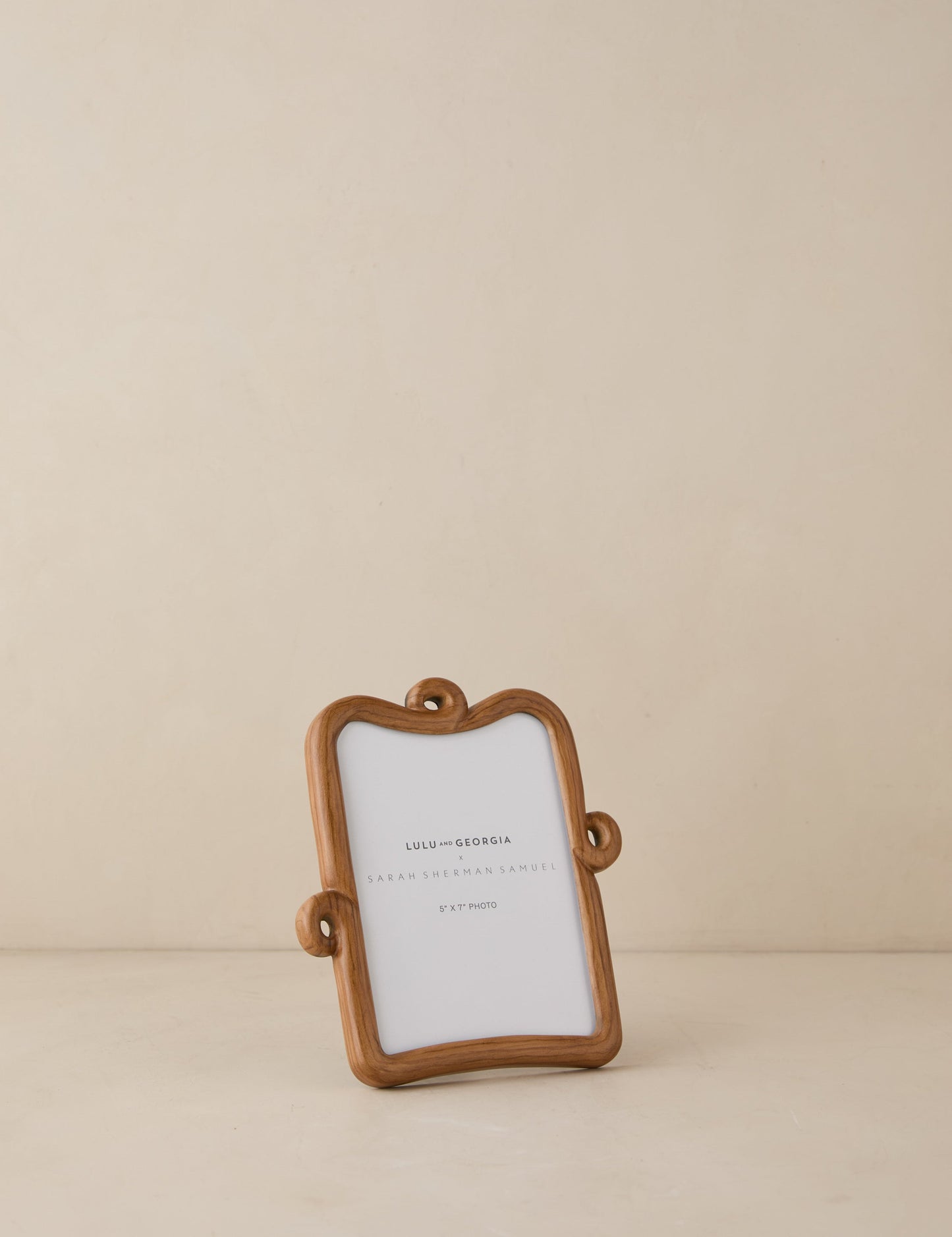 Cadre photo en bois bouclé par Sarah Sherman Samuel