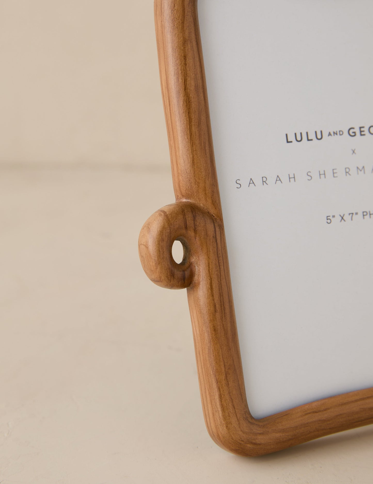 Cadre photo en bois bouclé par Sarah Sherman Samuel